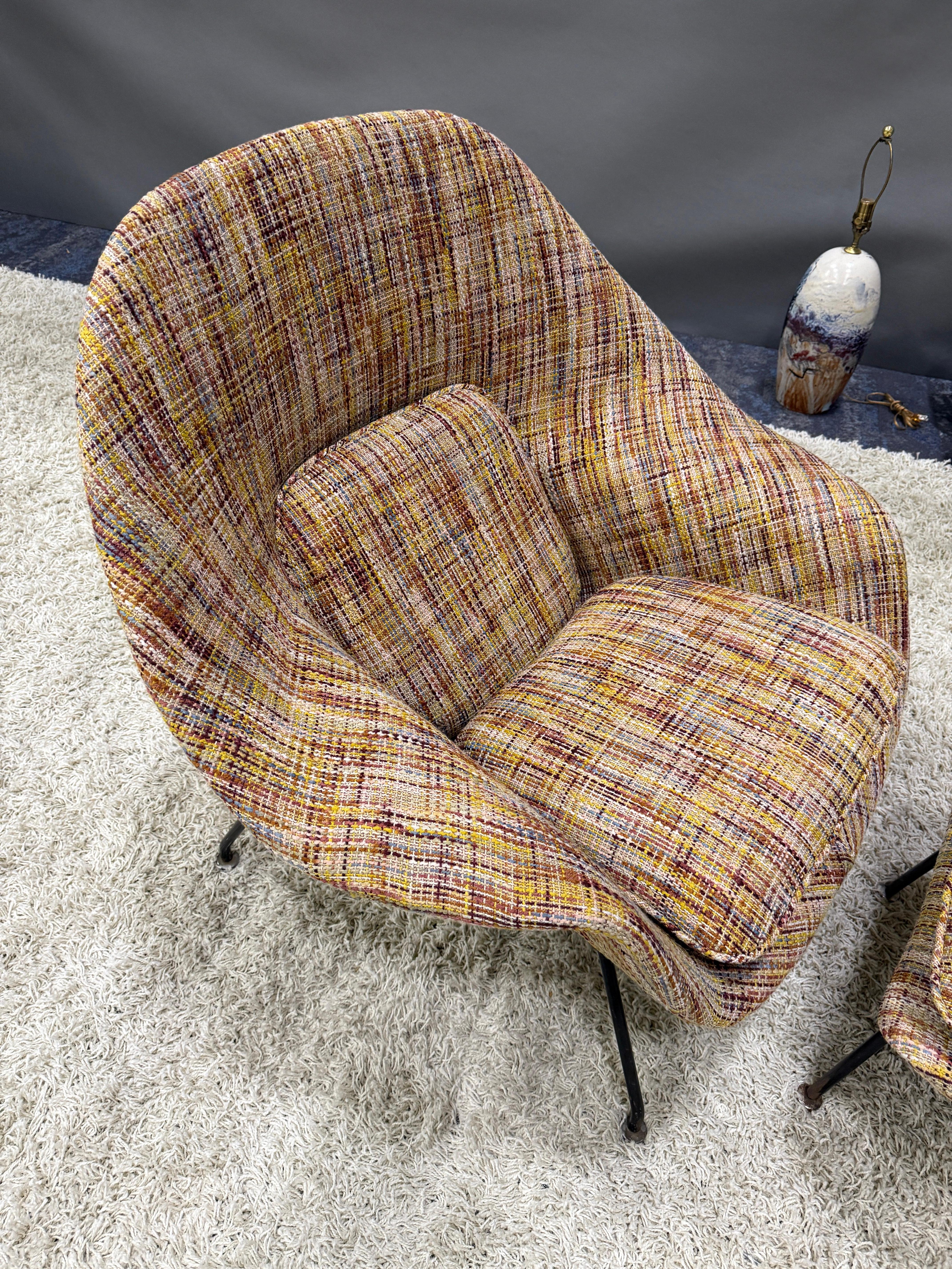 Silla y otomana Womb de Eero Saarinen para Knoll retapizadas Hecho a mano en venta