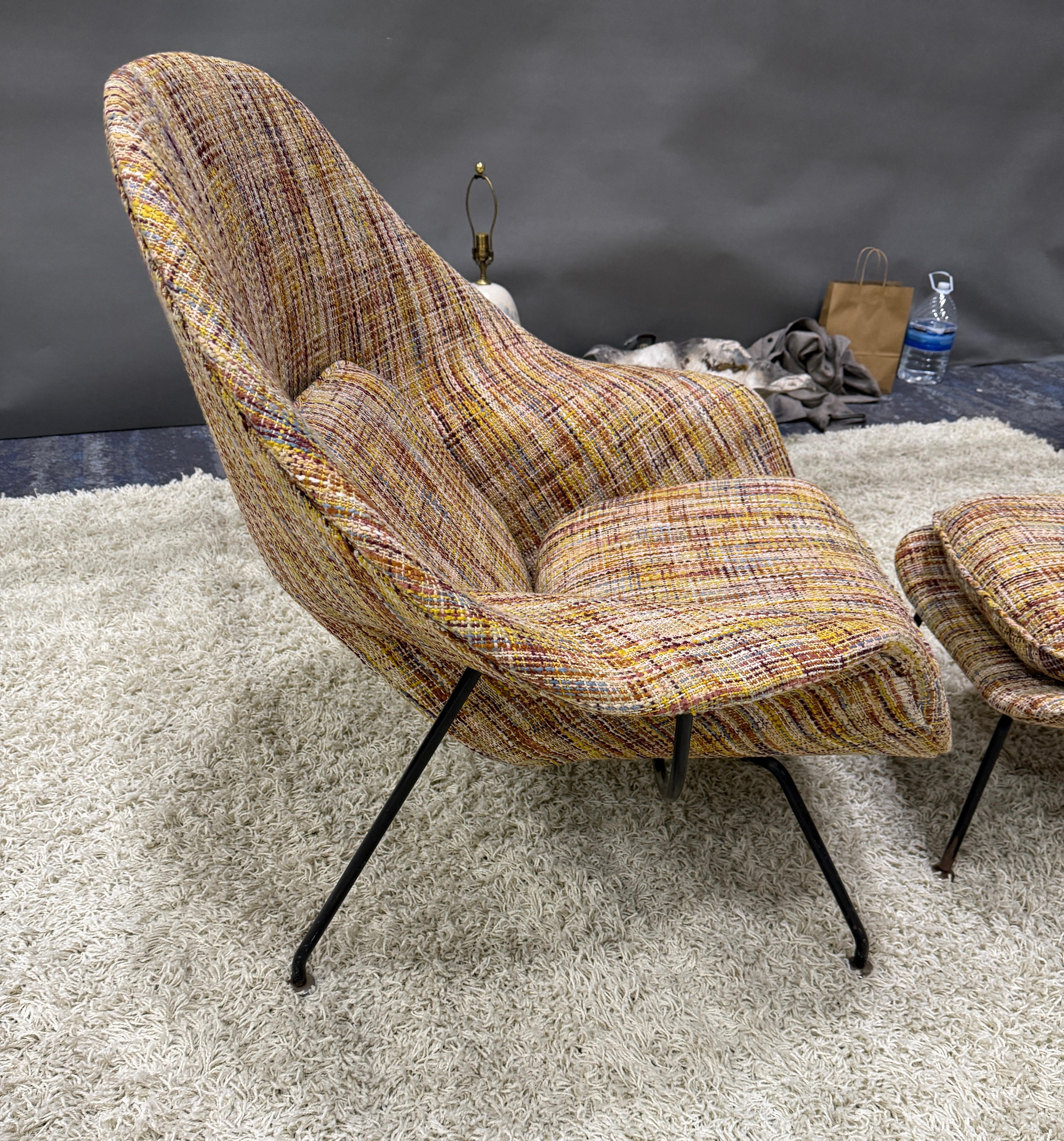 Silla y otomana Womb de Eero Saarinen para Knoll retapizadas en Bueno estado para la venta en Palm Springs, CA