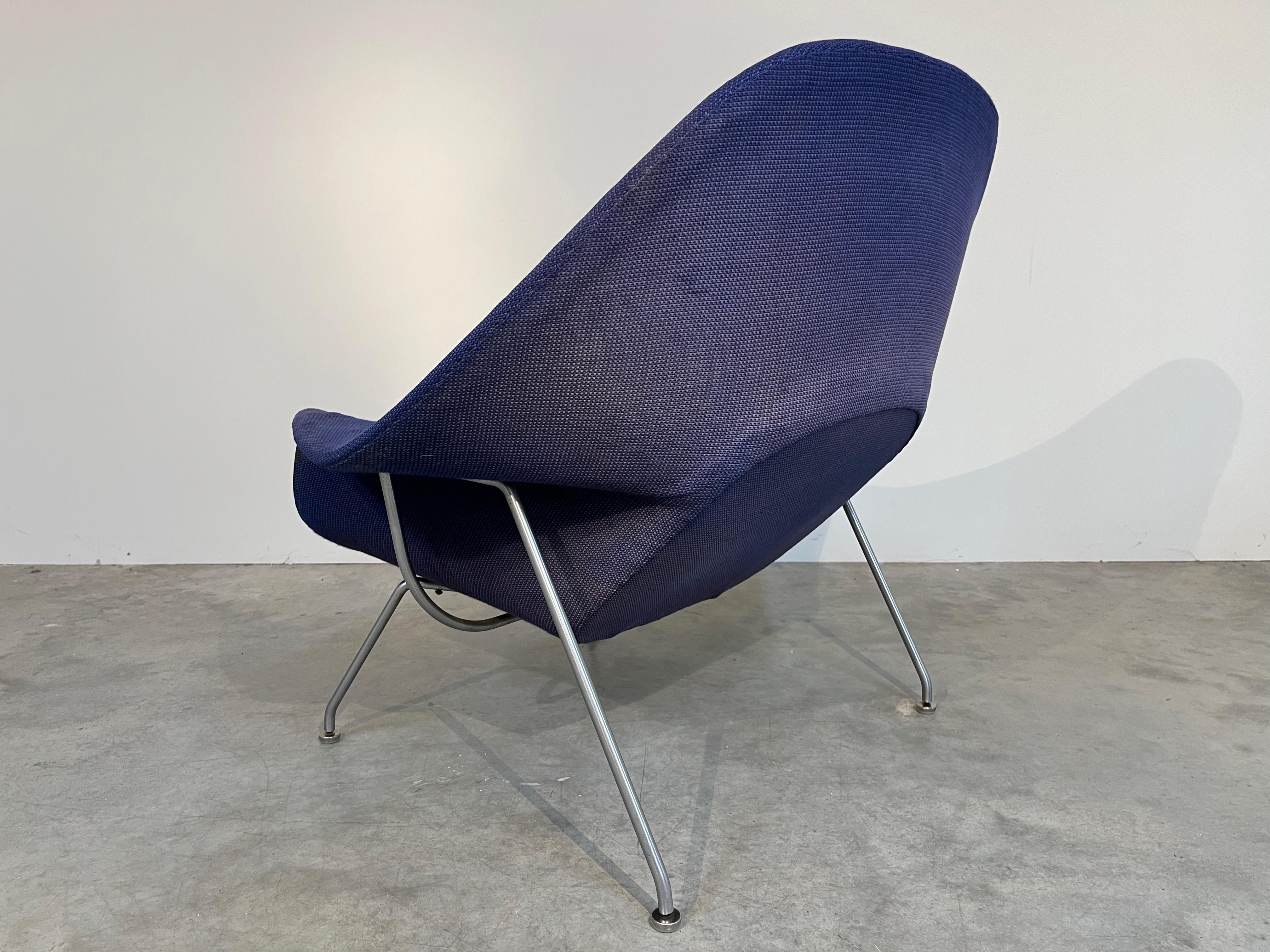 Early Eero Saarinen for Knoll Womb Chair & Ottoman in Original Knoll Fabric In Good Condition In Southampton, NJ