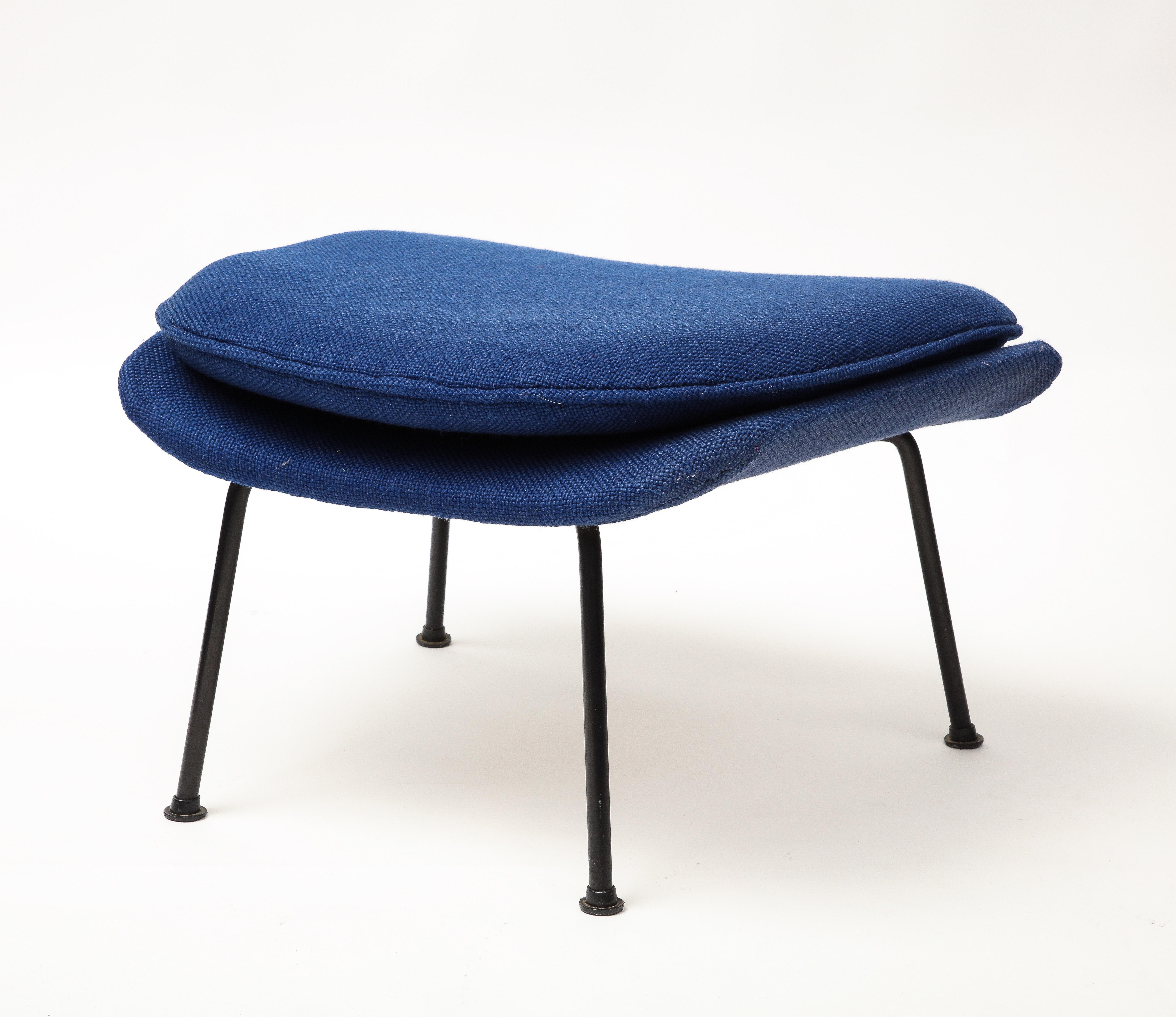 Early Eero Saarinen Knoll Womb Chair & Ottoman, Blue Upholstery, Black Frame For Sale 2