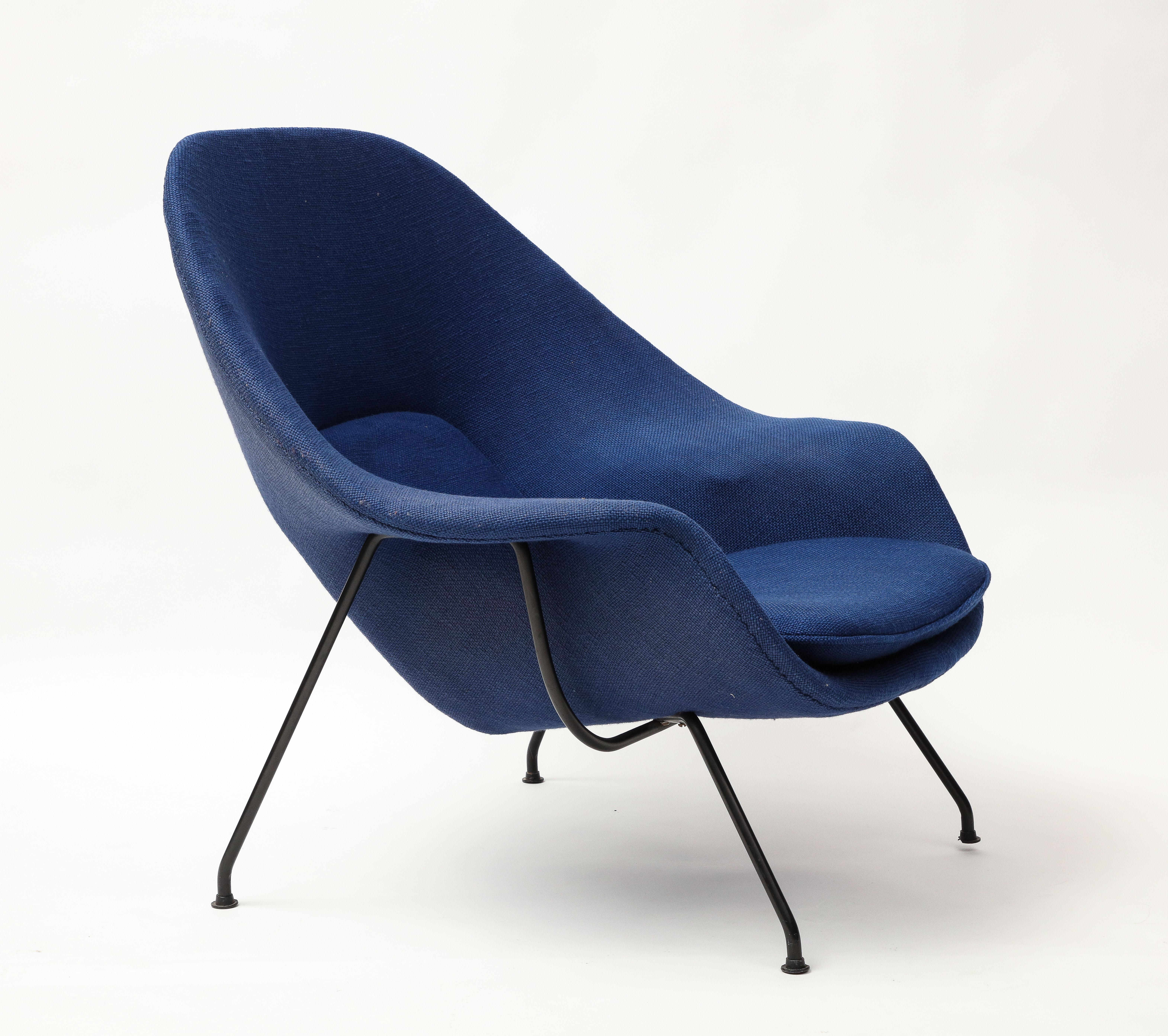 Early Eero Saarinen Knoll Womb Chair & Ottoman, Blue Upholstery, Black Frame For Sale 5