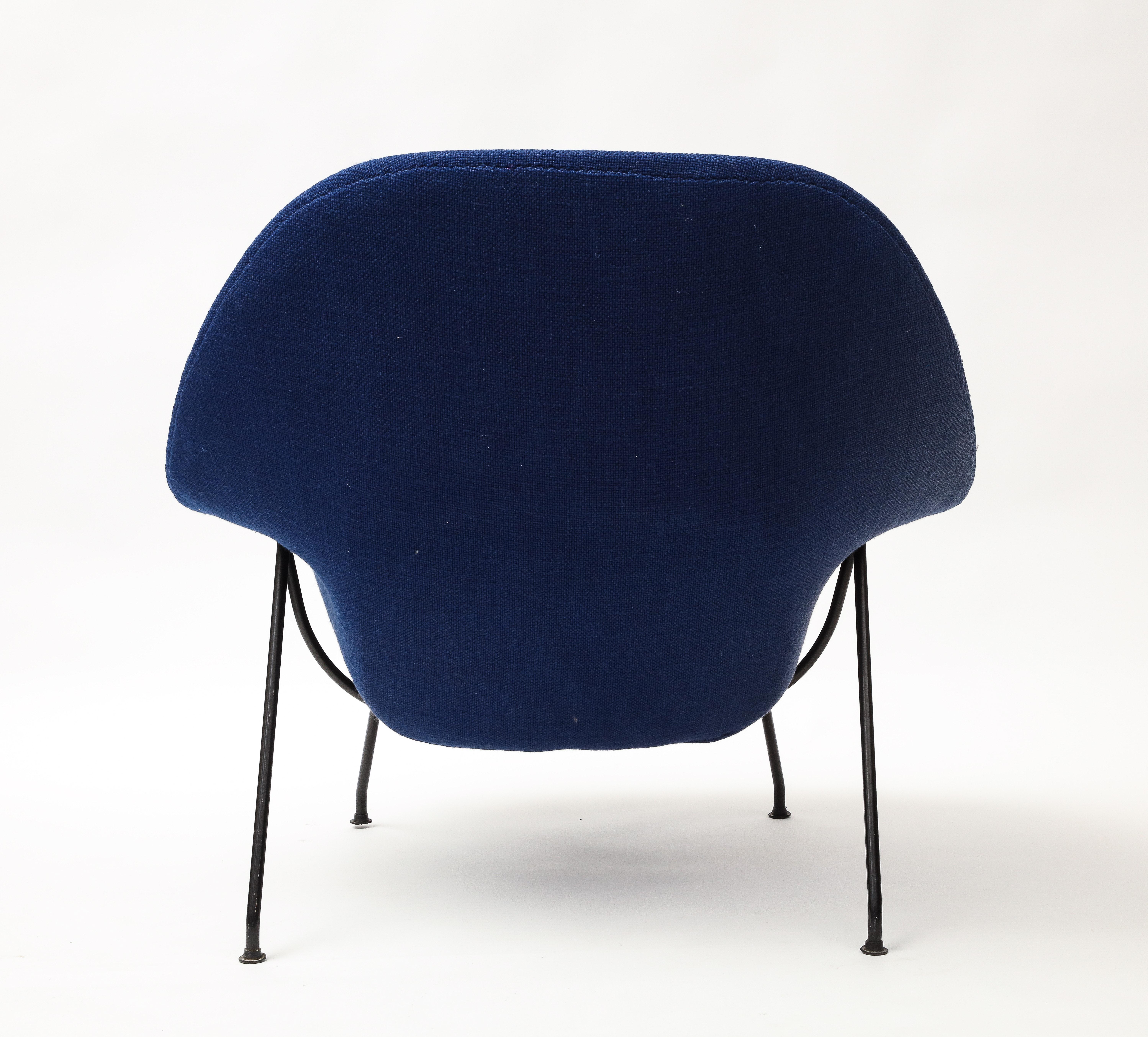 Früher Eero Saarinen Knoll Womb Chair & Ottomane, blaue Polsterung, schwarzer Rahmen im Angebot 8