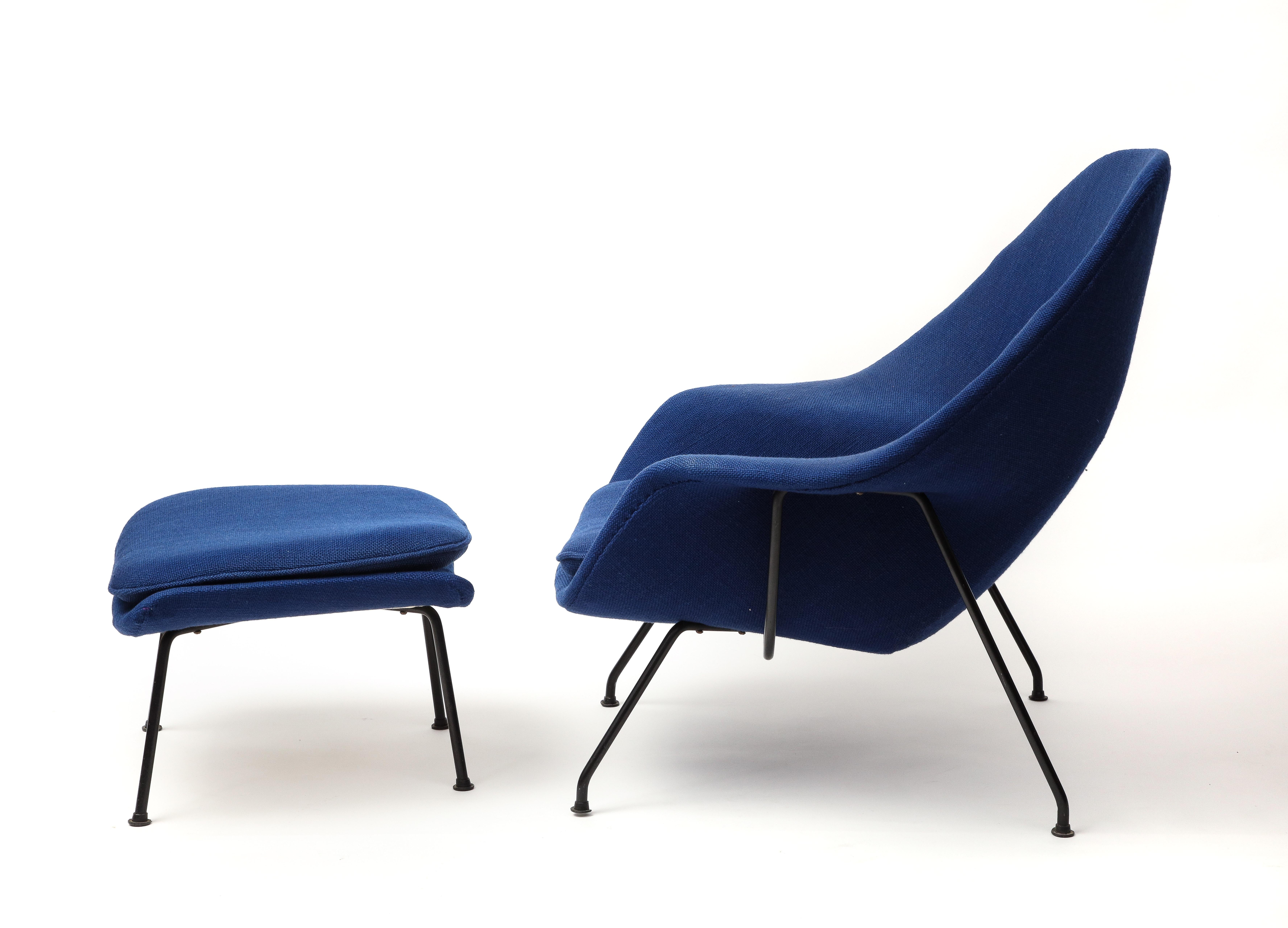 Früher Eero Saarinen Knoll Womb Chair & Ottomane, blaue Polsterung, schwarzer Rahmen (Moderne der Mitte des Jahrhunderts) im Angebot
