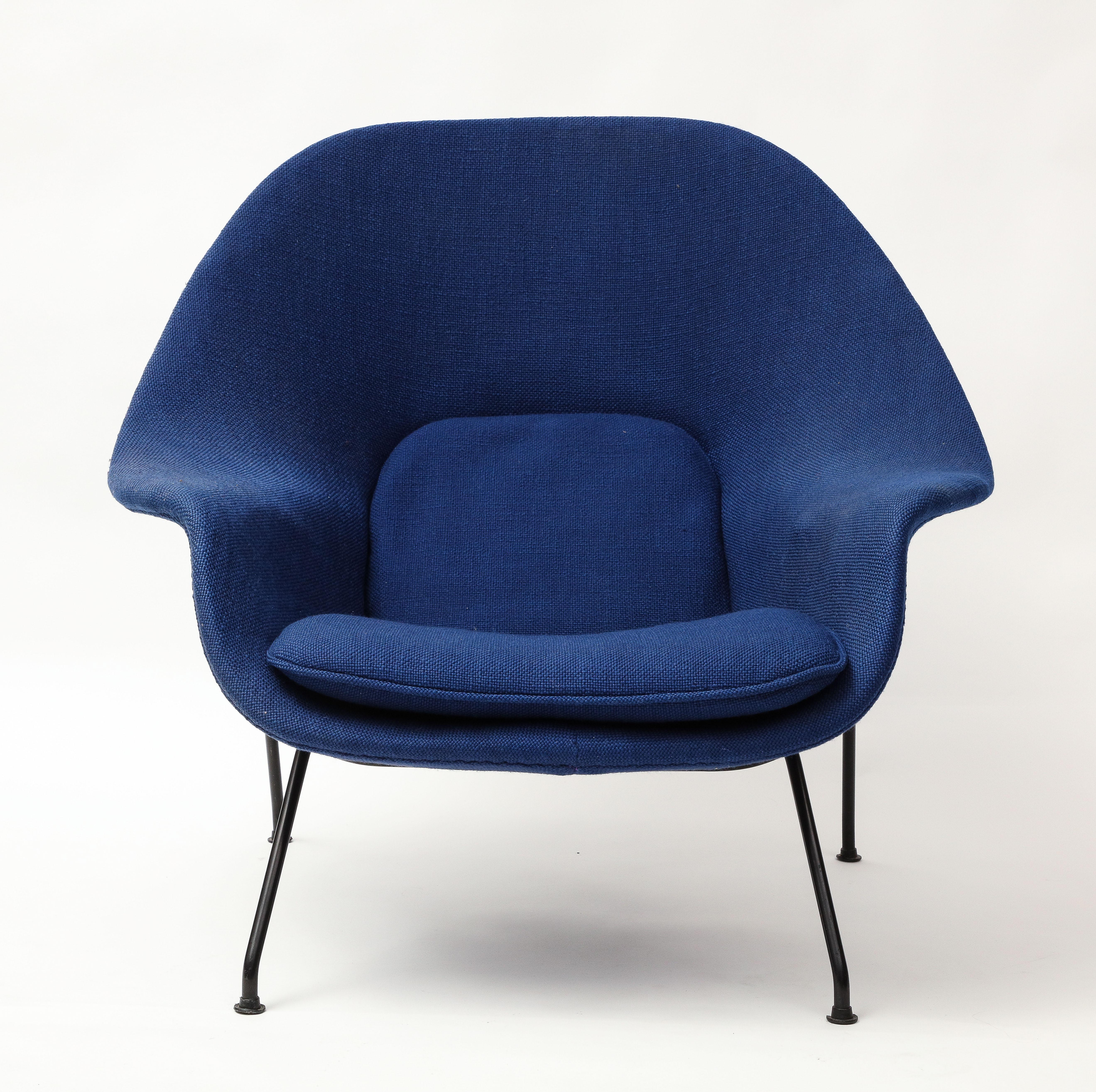 Früher Eero Saarinen Knoll Womb Chair & Ottomane, blaue Polsterung, schwarzer Rahmen (amerikanisch) im Angebot