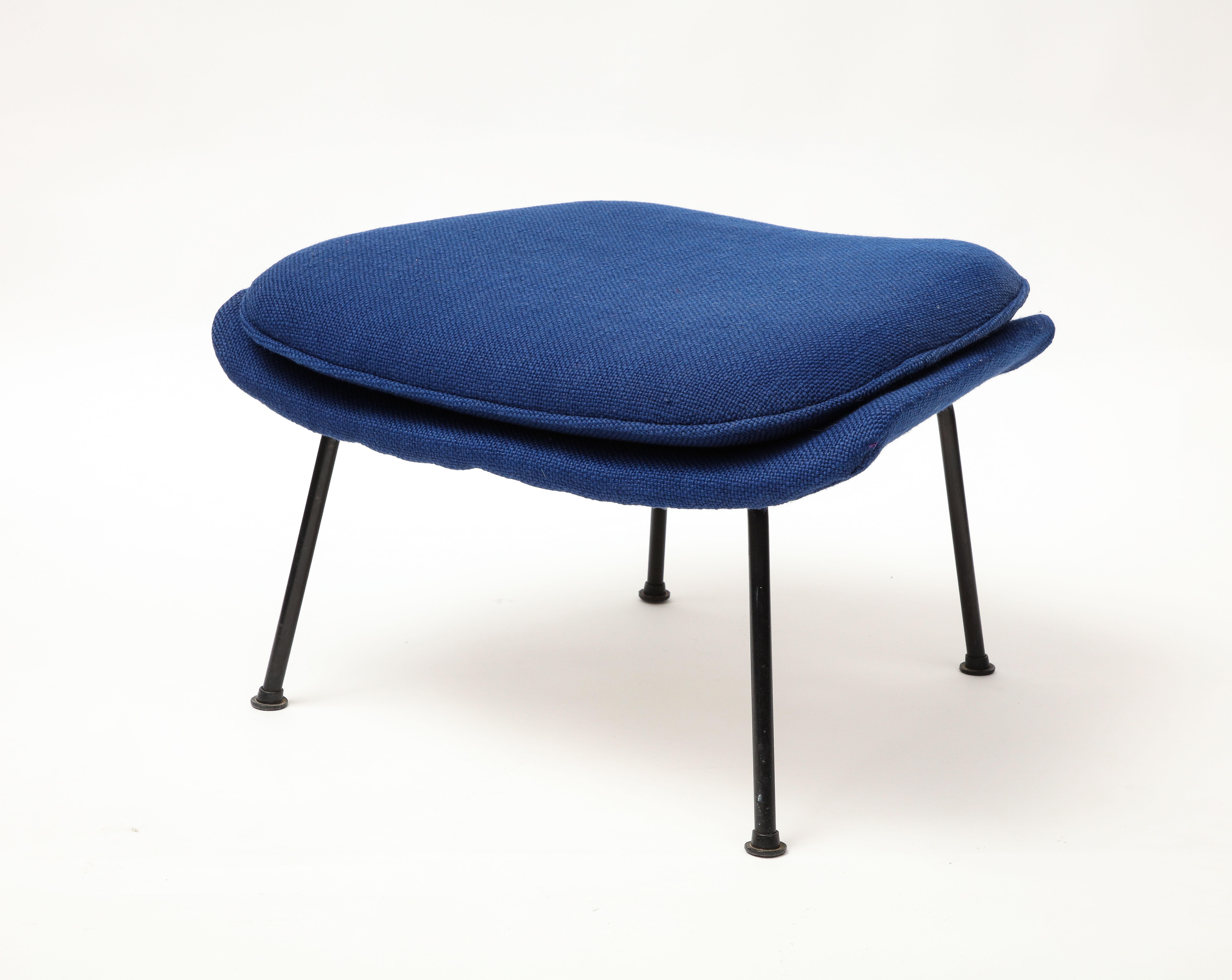 American Early Eero Saarinen Knoll Womb Chair & Ottoman, Blue Upholstery, Black Frame For Sale