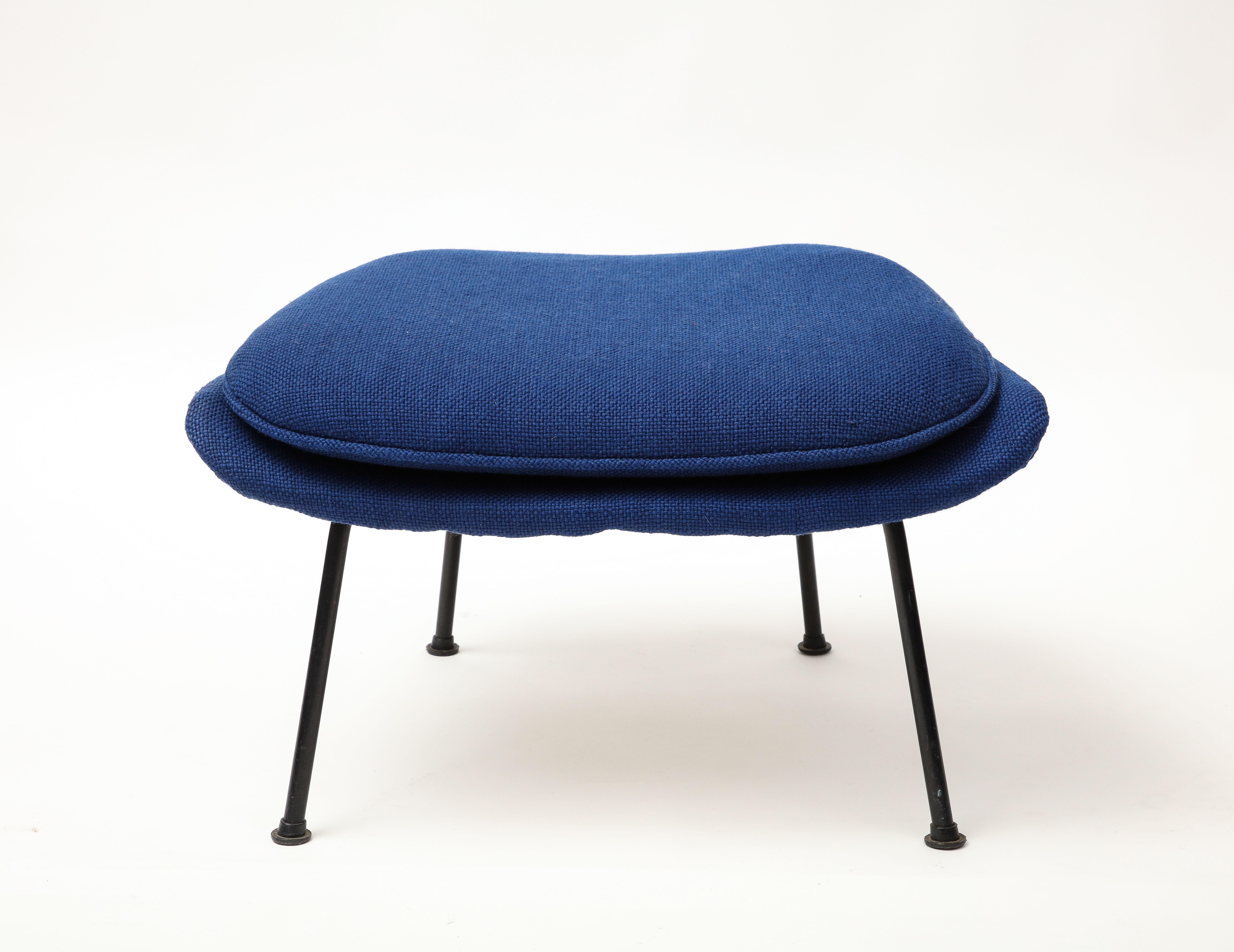 Tissu d'ameublement Early Eero Saarinen Knoll Womb Chair & Ottoman, Blue Upholstery, Black Frame en vente