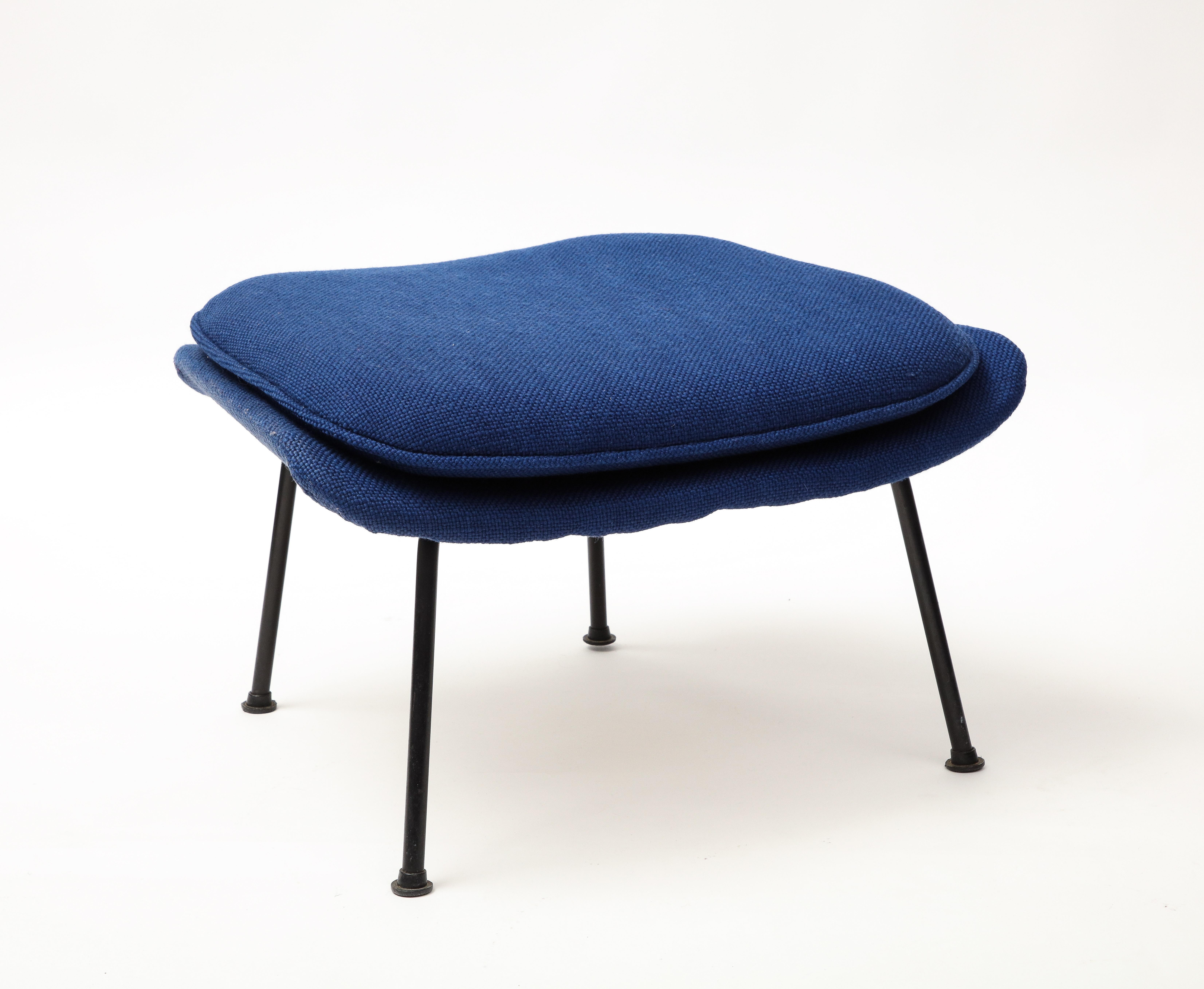 Early Eero Saarinen Knoll Womb Chair & Ottoman, Blue Upholstery, Black Frame For Sale 1