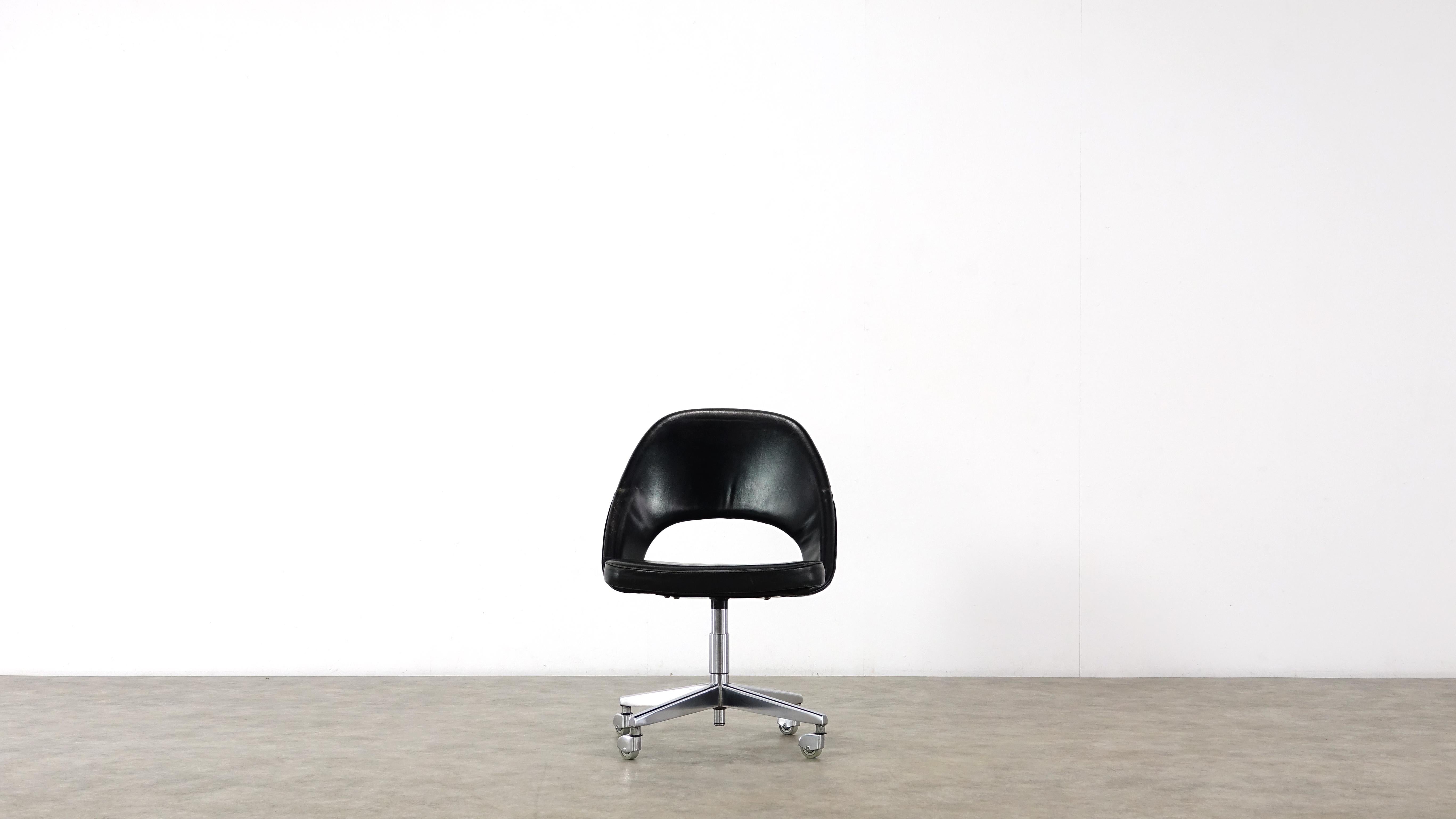 American Early Eero Saarinen Office Desk Chair for Knoll International For Sale