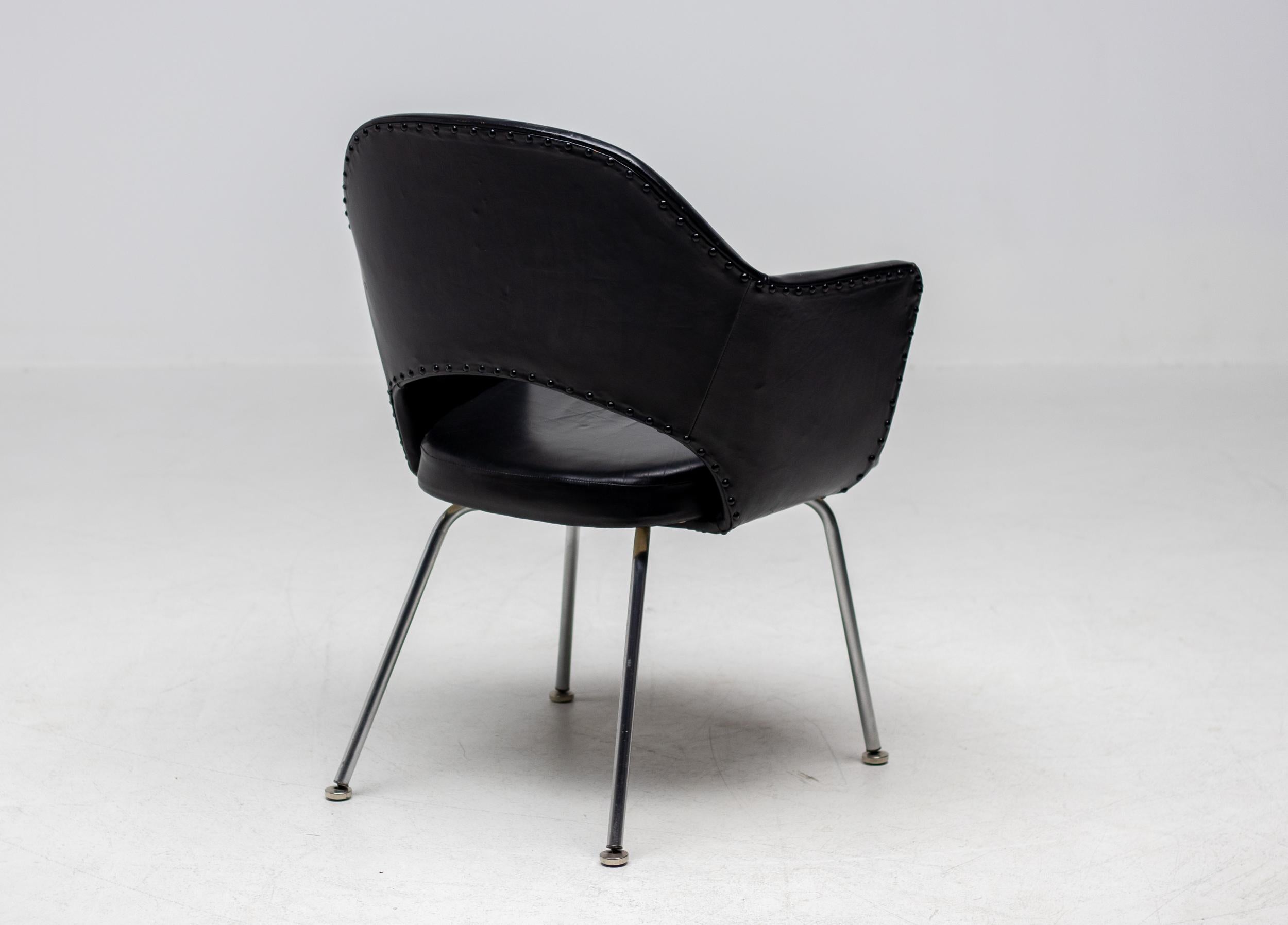 Mid-Century Modern Early Eero Saarinen Series 71 Executive Armchairs for Knoll in Black Leather For Sale