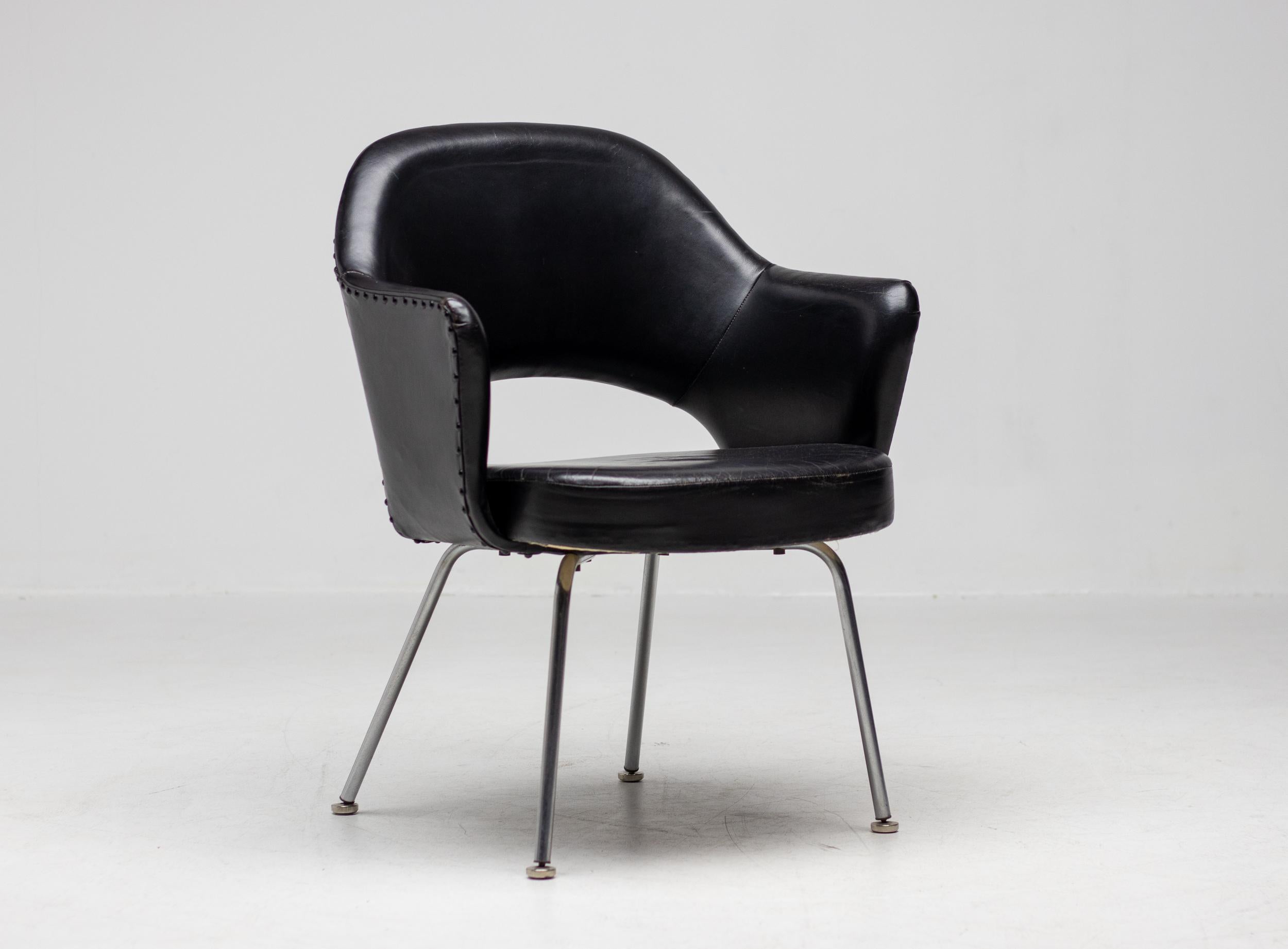 American Early Eero Saarinen Series 71 Executive Armchairs for Knoll in Black Leather For Sale