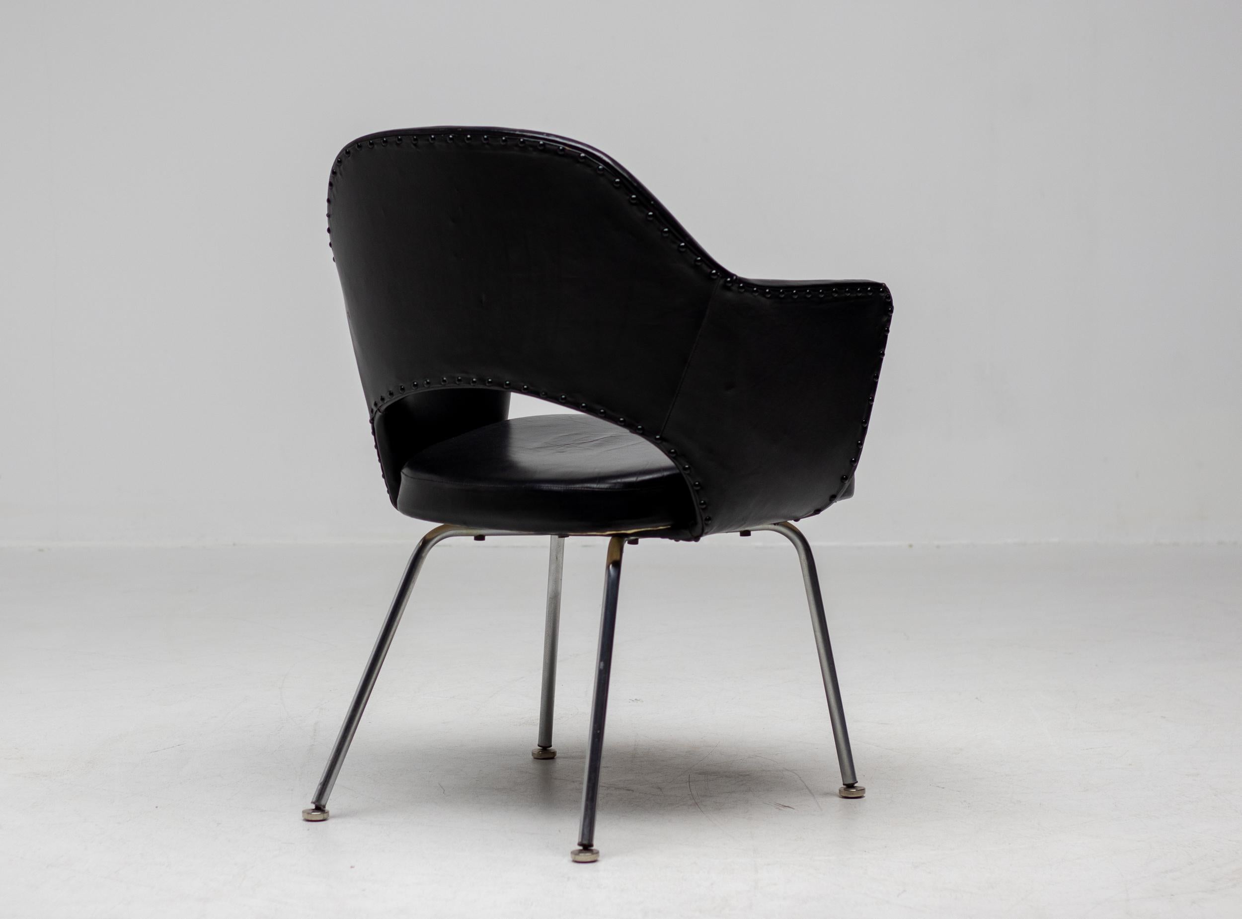 Steel Early Eero Saarinen Series 71 Executive Armchairs for Knoll in Black Leather For Sale