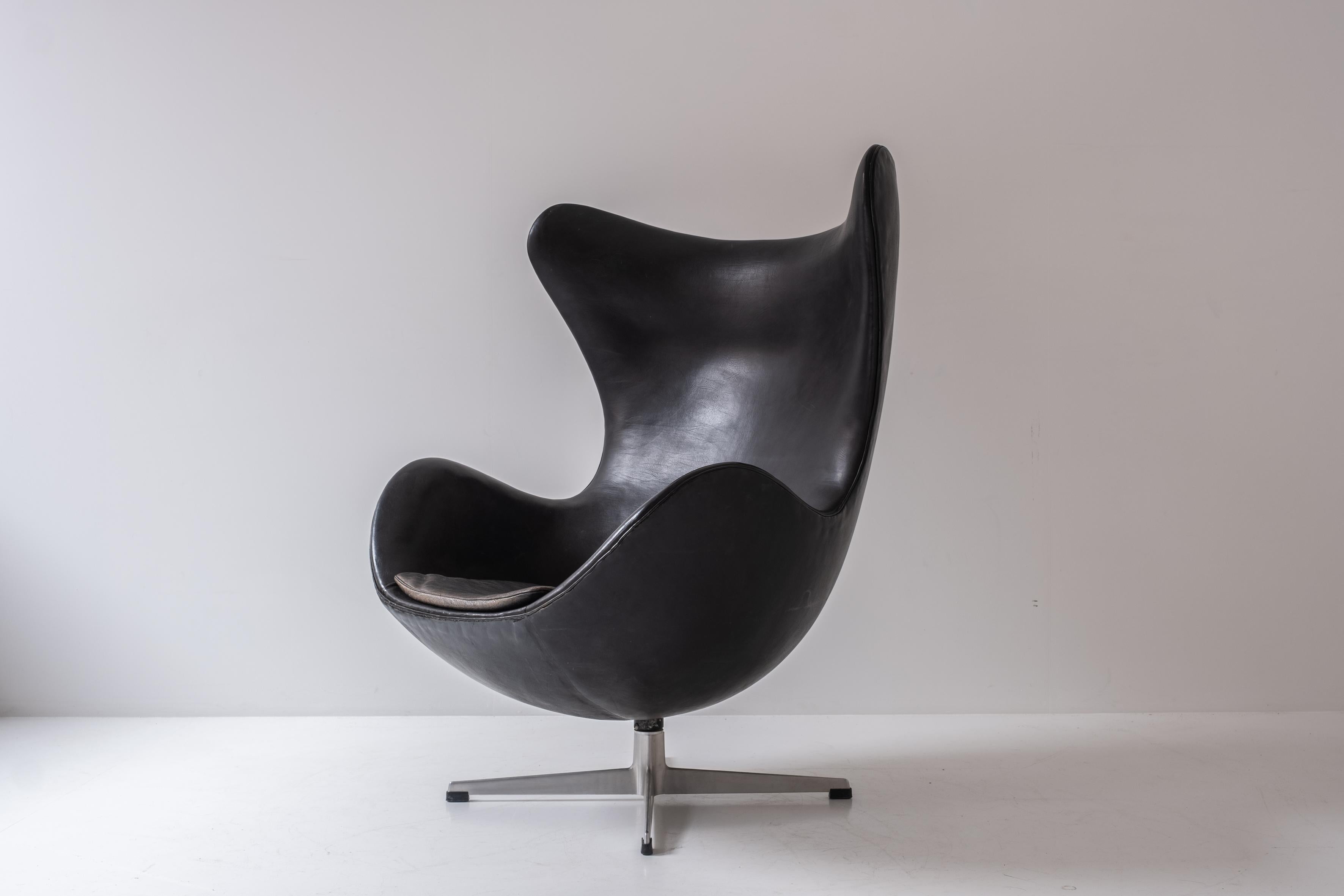 Early ‘Egg’ armchair by designed by Arne Jacobsen for Fritz Hansen, Denmark 1958 For Sale 7