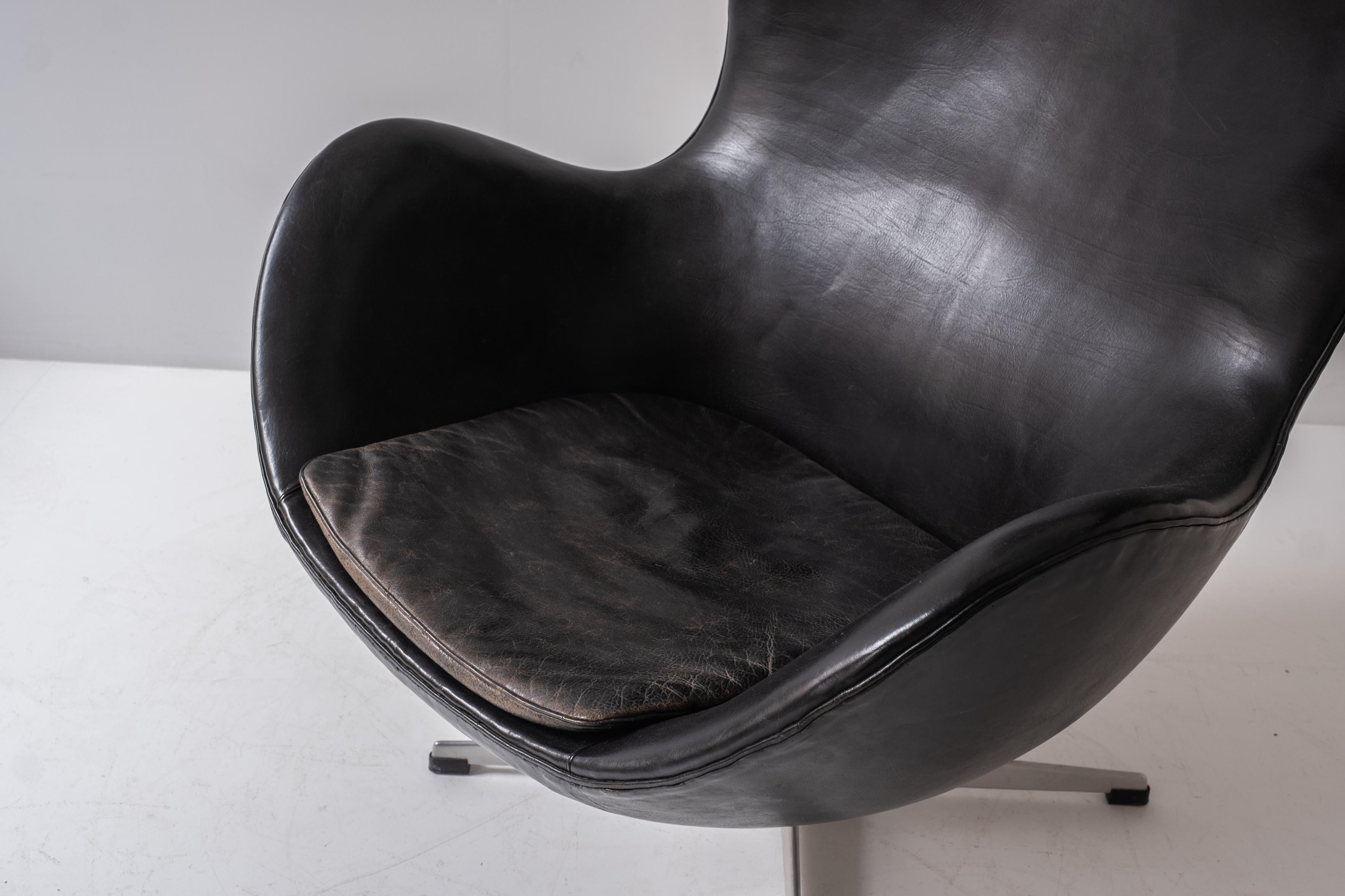 Early ‘Egg’ armchair by designed by Arne Jacobsen for Fritz Hansen, Denmark 1958 For Sale 8