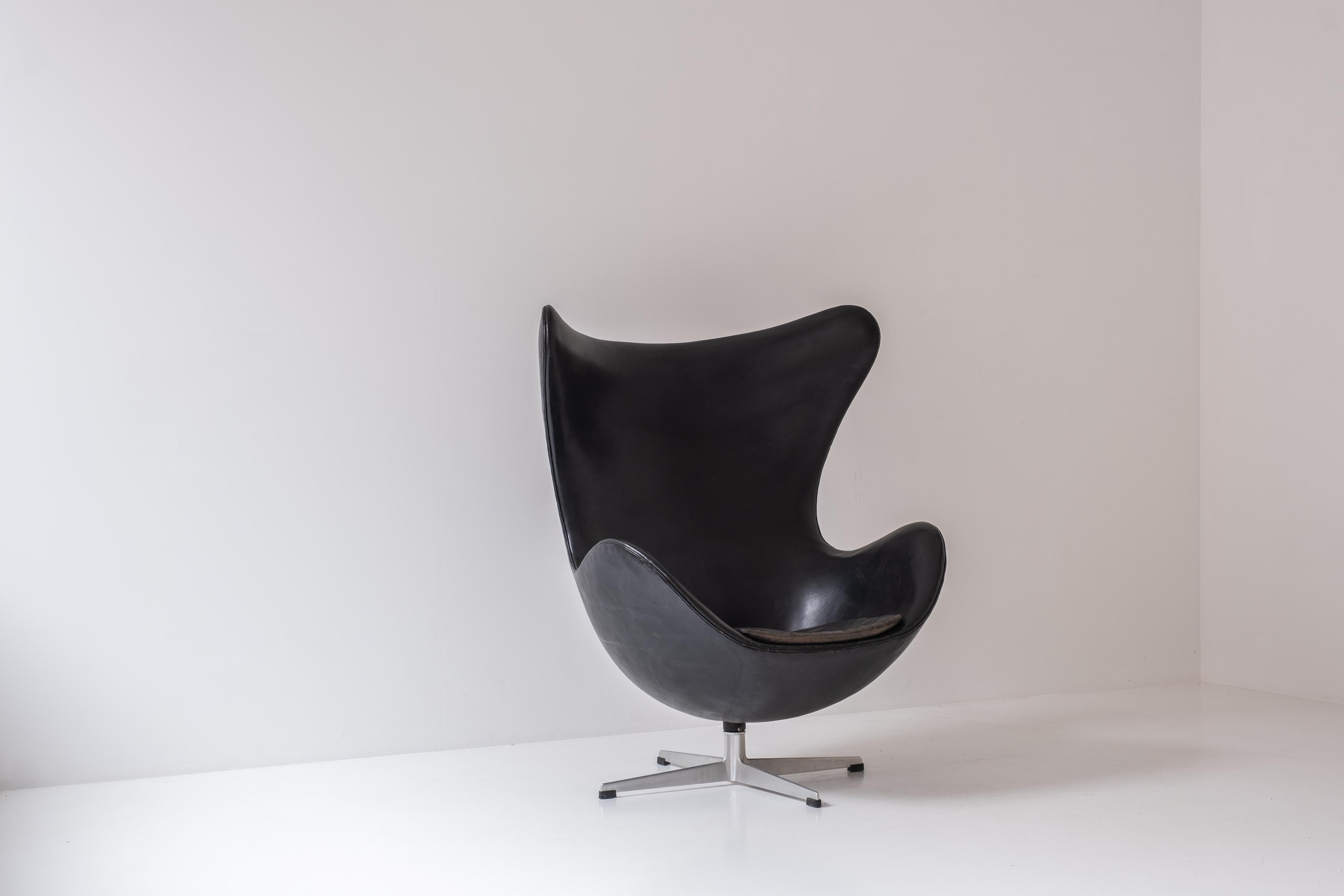 Scandinavian Modern Early ‘Egg’ armchair by designed by Arne Jacobsen for Fritz Hansen, Denmark 1958 For Sale