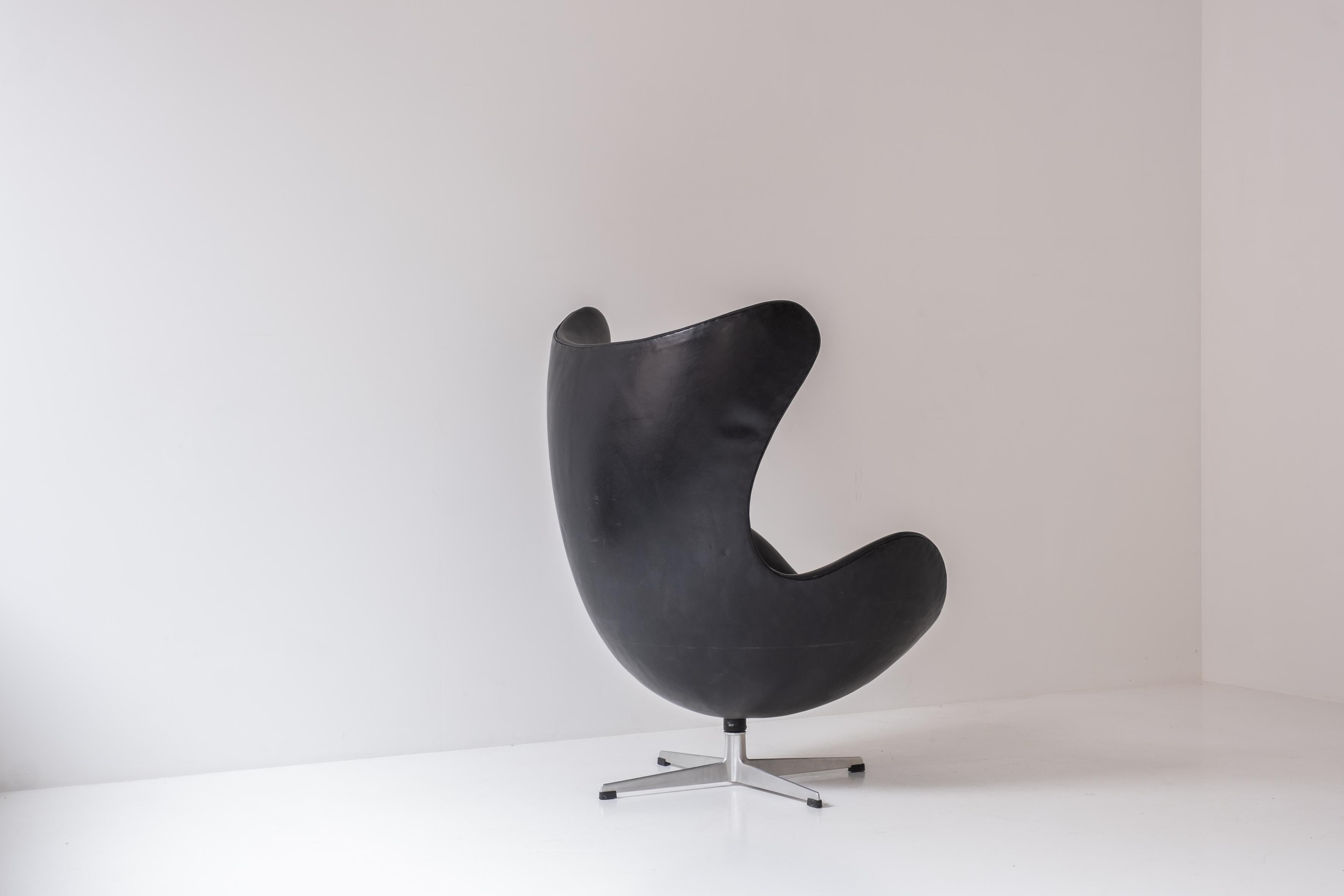Danish Early ‘Egg’ armchair by designed by Arne Jacobsen for Fritz Hansen, Denmark 1958 For Sale