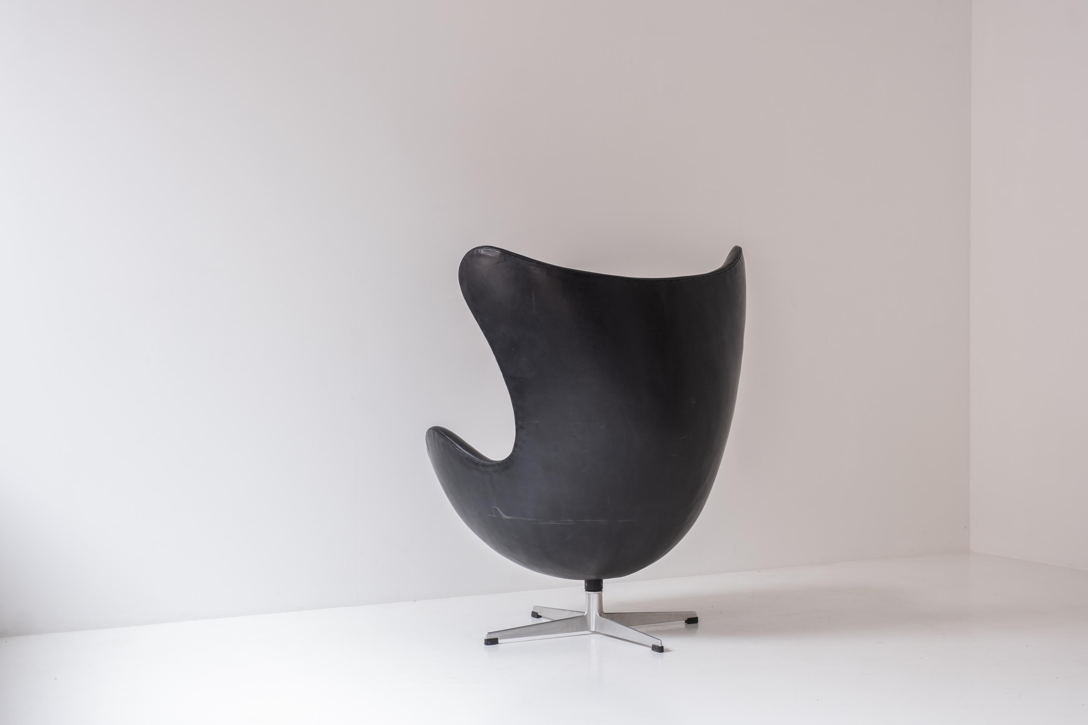 Early ‘Egg’ armchair by designed by Arne Jacobsen for Fritz Hansen, Denmark 1958 In Good Condition For Sale In Antwerp, BE