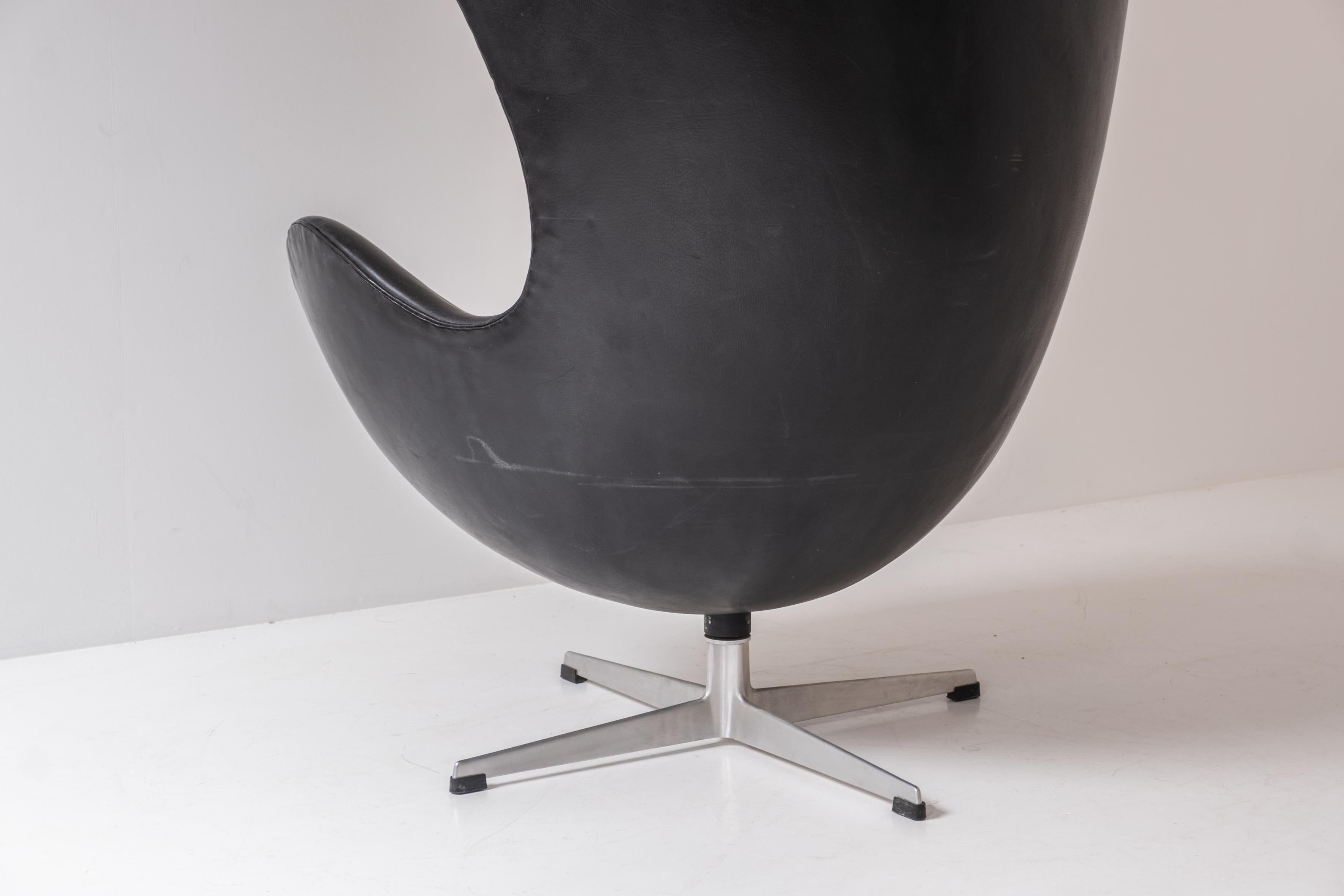 Mid-20th Century Early ‘Egg’ armchair by designed by Arne Jacobsen for Fritz Hansen, Denmark 1958 For Sale
