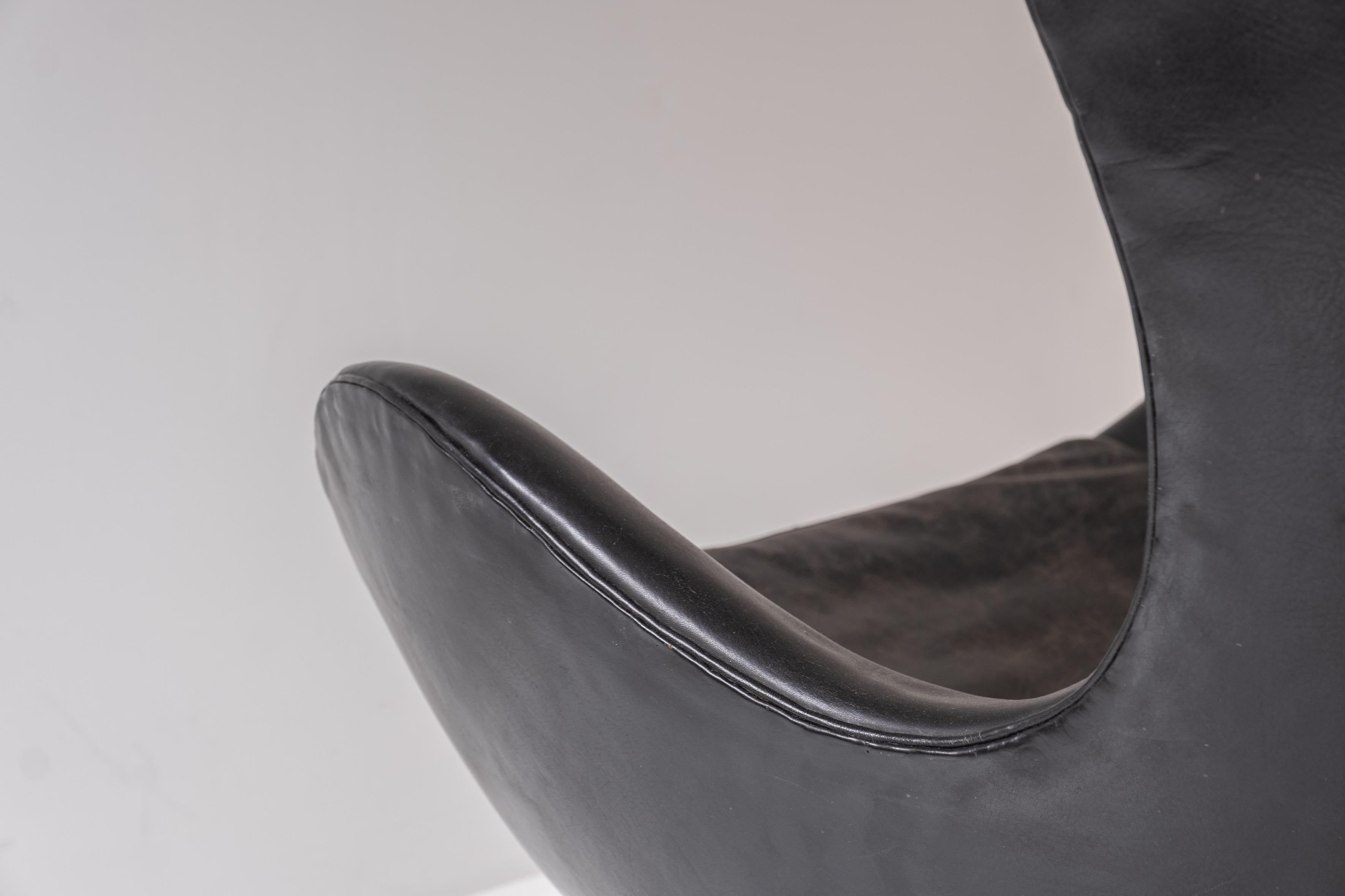 Metal Early ‘Egg’ armchair by designed by Arne Jacobsen for Fritz Hansen, Denmark 1958 For Sale