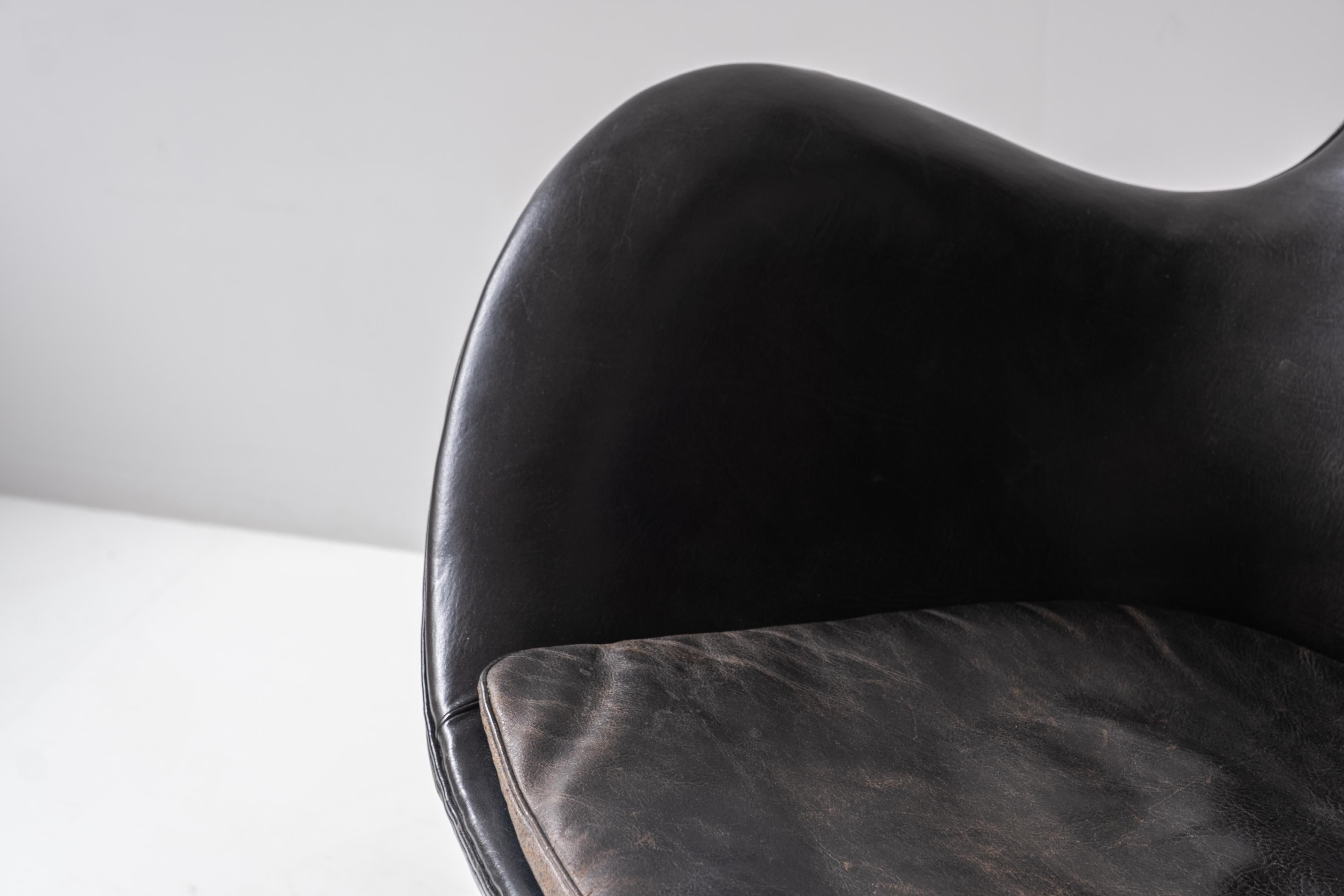 Early ‘Egg’ armchair by designed by Arne Jacobsen for Fritz Hansen, Denmark 1958 For Sale 1