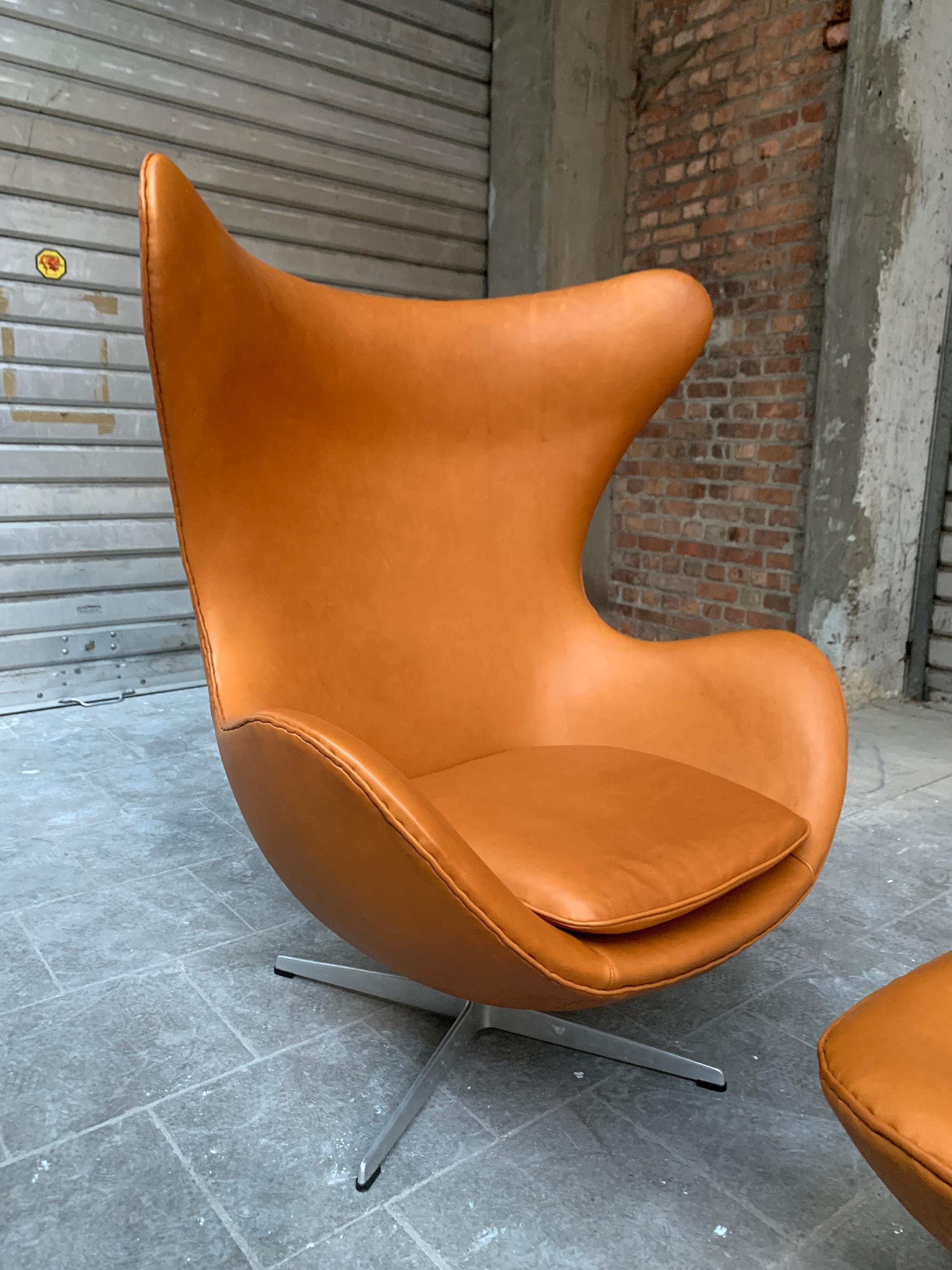 Leather Early Egg Chair and Ottoman by Arne Jacobsen for Fritz Hansen, 1960s For Sale