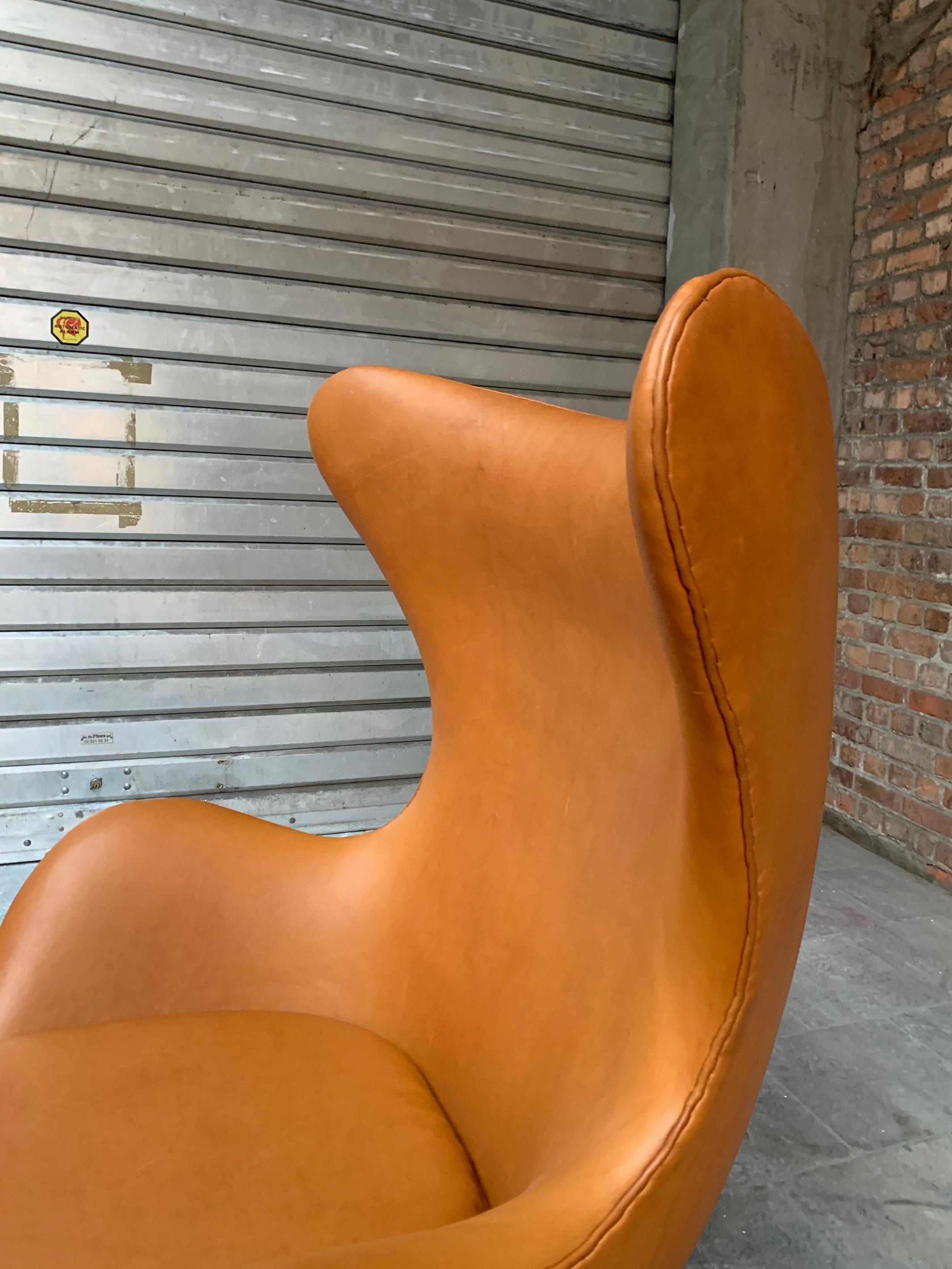 Early Egg Chair and Ottoman by Arne Jacobsen for Fritz Hansen, 1960s For Sale 1