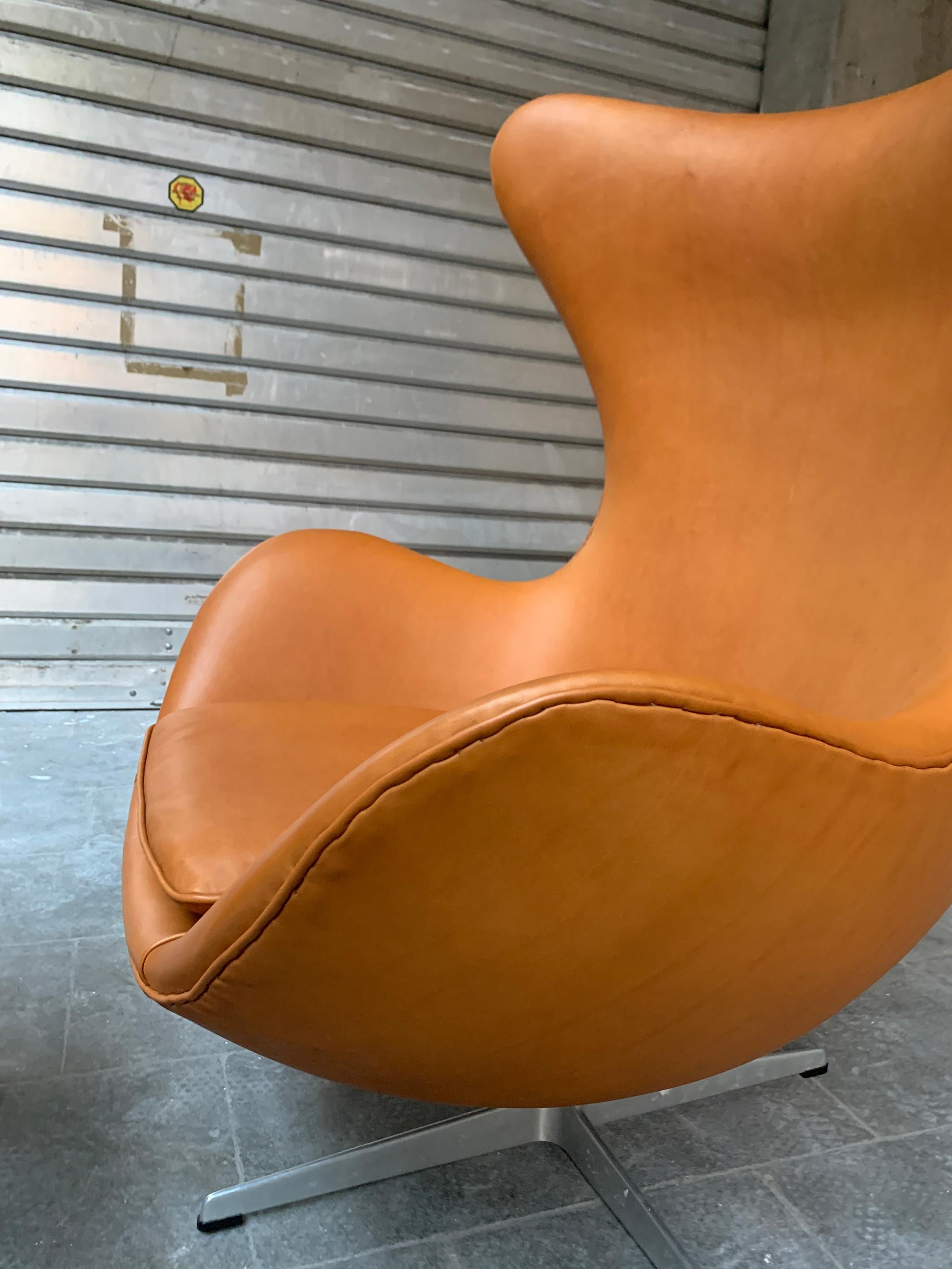 Early Egg Chair and Ottoman by Arne Jacobsen for Fritz Hansen, 1960s For Sale 2