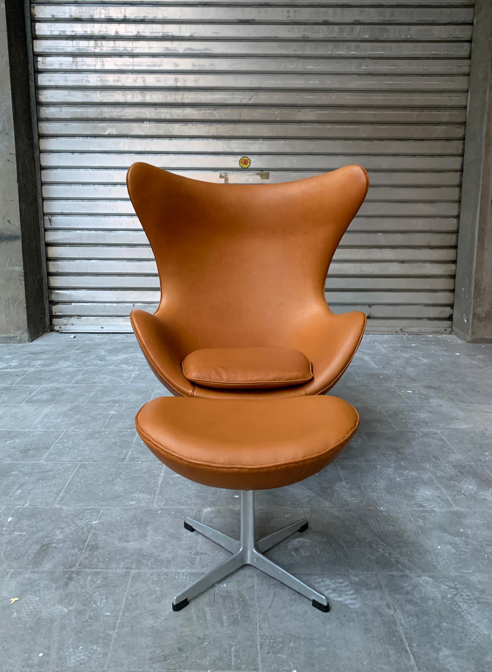 Früher Eierstuhl und Ottomane von Arne Jacobsen für Fritz Hansen, 1960er Jahre (Moderne der Mitte des Jahrhunderts) im Angebot