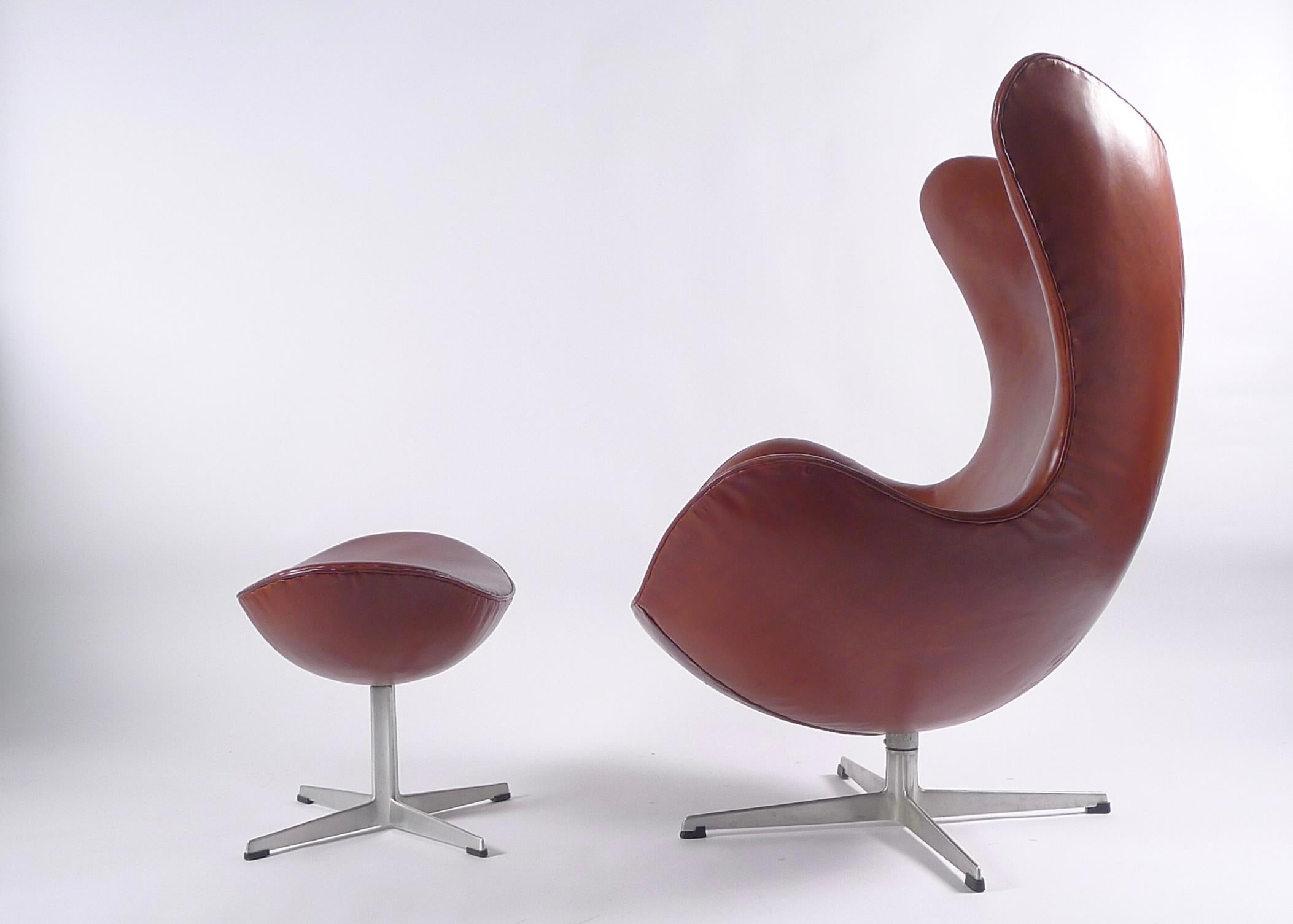 Scandinavian Modern Early Egg Chair and Ottoman by Arne Jacobsen for Fritz Hansen, 1960s