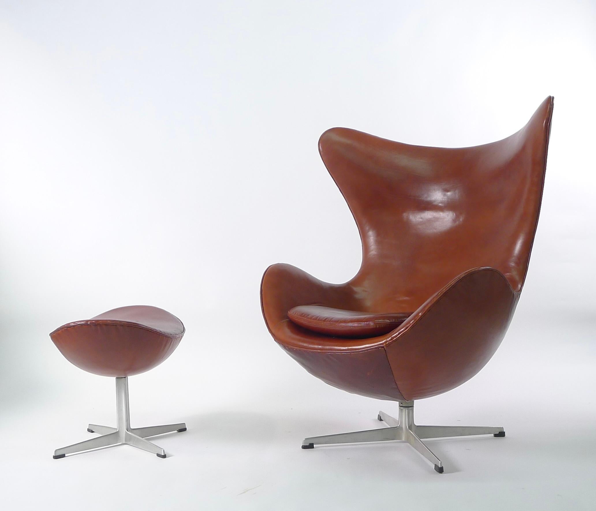 Early Egg Chair and Ottoman by Arne Jacobsen for Fritz Hansen, 1960s In Good Condition In Wargrave, Berkshire