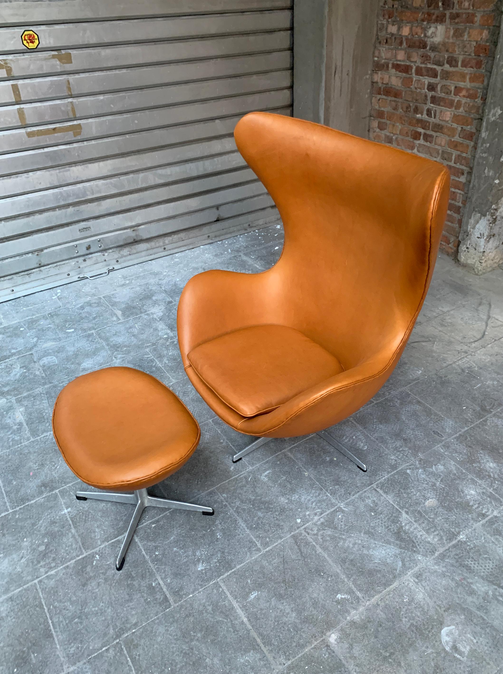 Mid-Century Modern Early Egg Chair and Ottoman by Arne Jacobsen for Fritz Hansen, 1960s For Sale