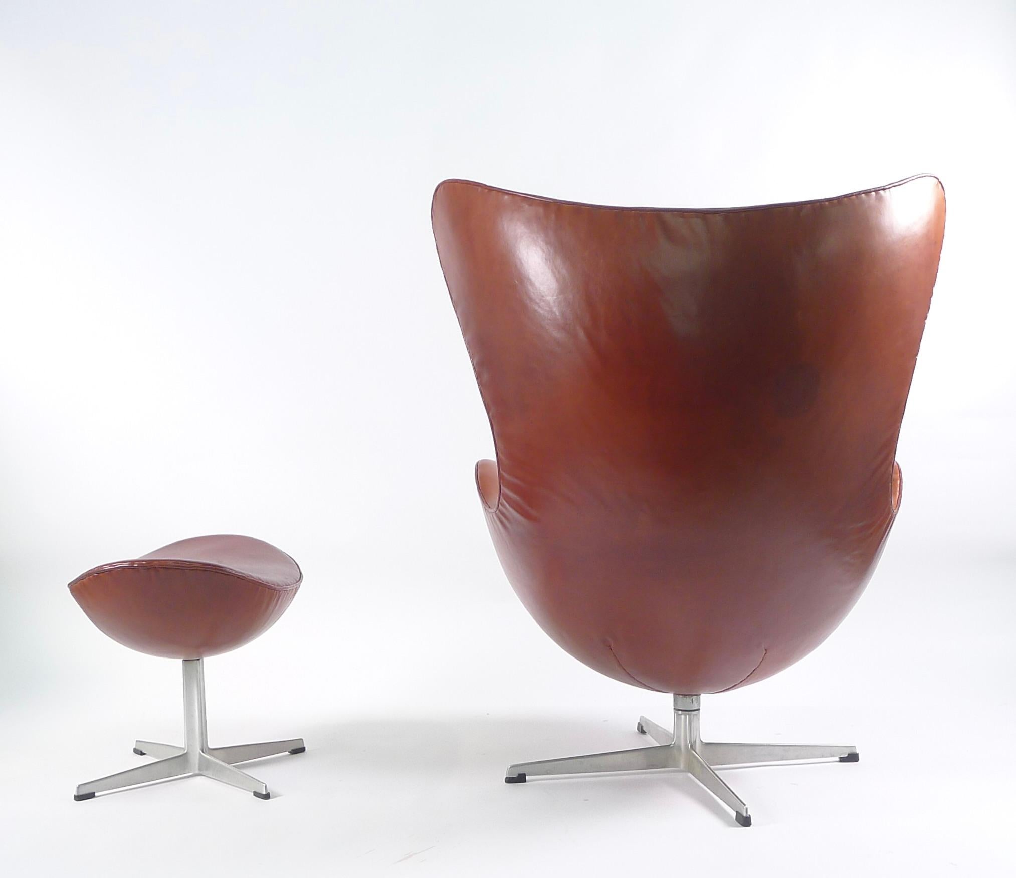 Mid-20th Century Early Egg Chair and Ottoman by Arne Jacobsen for Fritz Hansen, 1960s