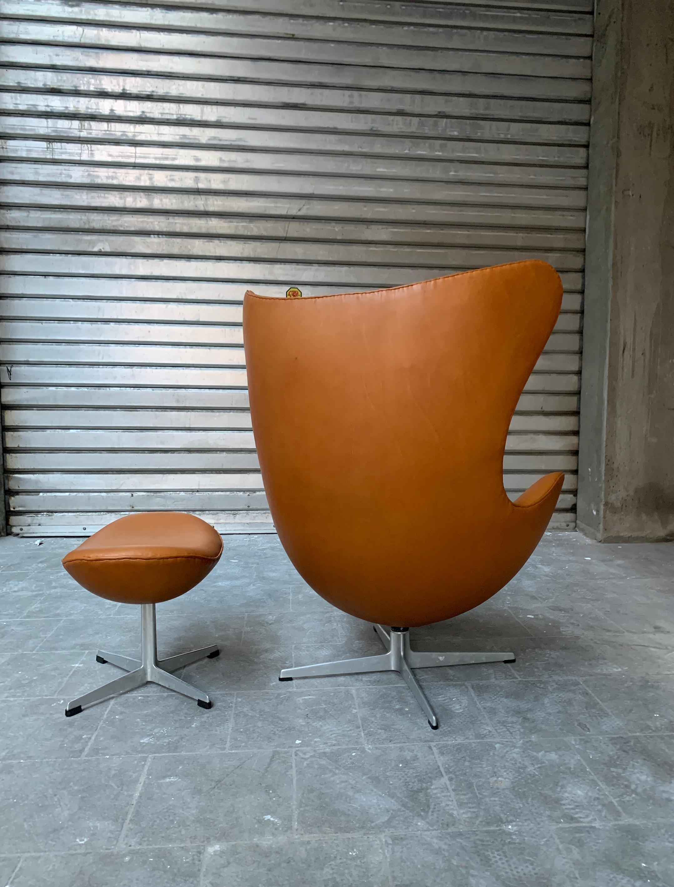 Danish Early Egg Chair and Ottoman by Arne Jacobsen for Fritz Hansen, 1960s For Sale