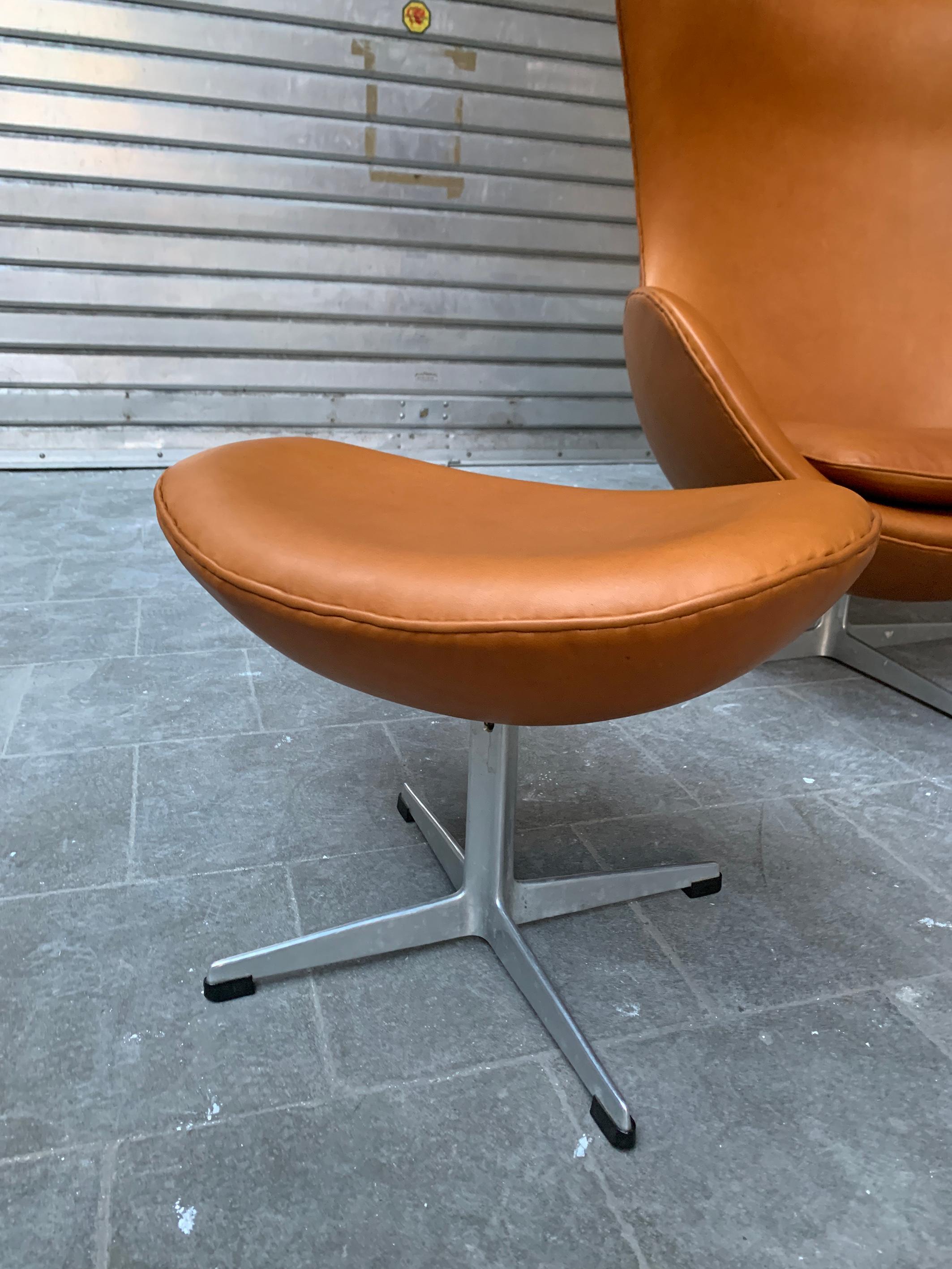 Early Egg Chair and Ottoman by Arne Jacobsen for Fritz Hansen, 1960s In Good Condition For Sale In Vorst, BE