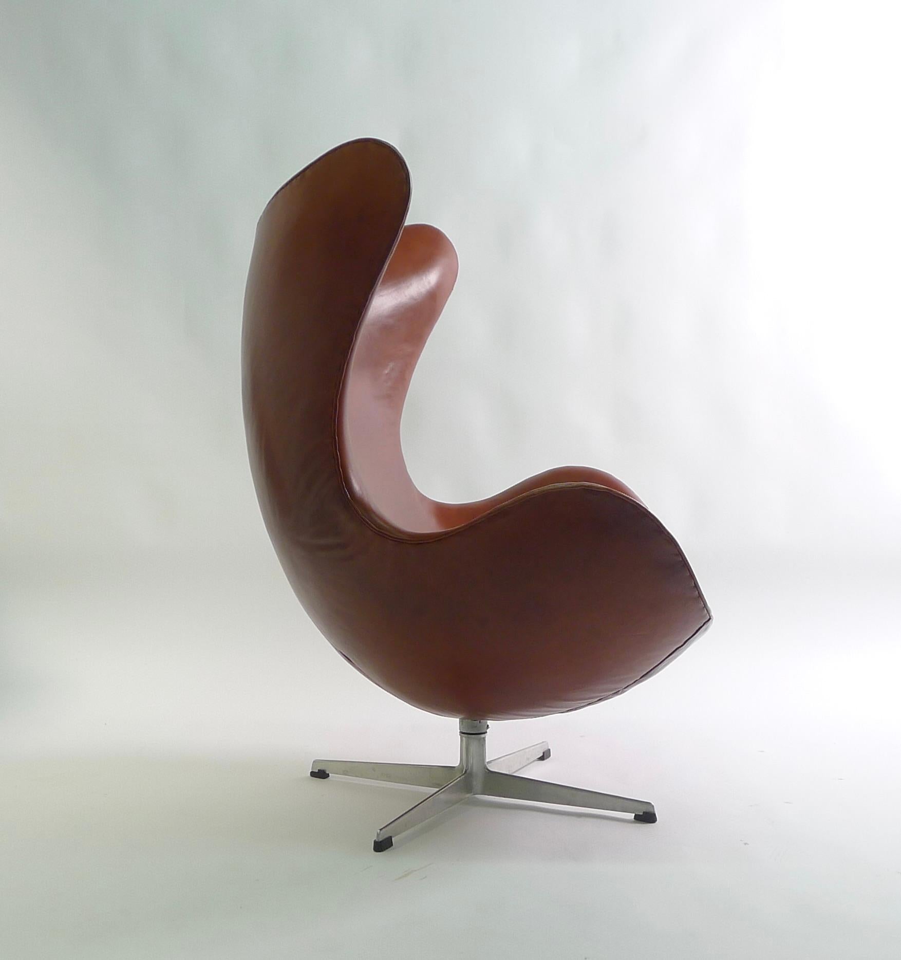 Early Egg Chair and Ottoman by Arne Jacobsen for Fritz Hansen, 1960s 1