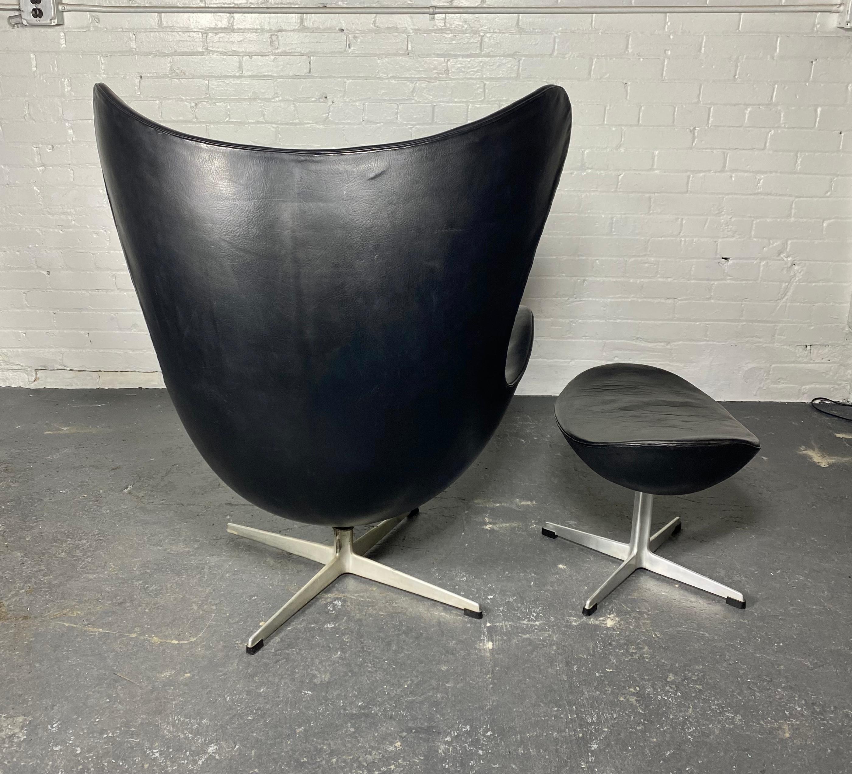 Milieu du XXe siècle Chaise et pouf Early Egg d'Arne Jacobsen / Fritz Hansen, 1959, estampille à l'encre blanche en vente