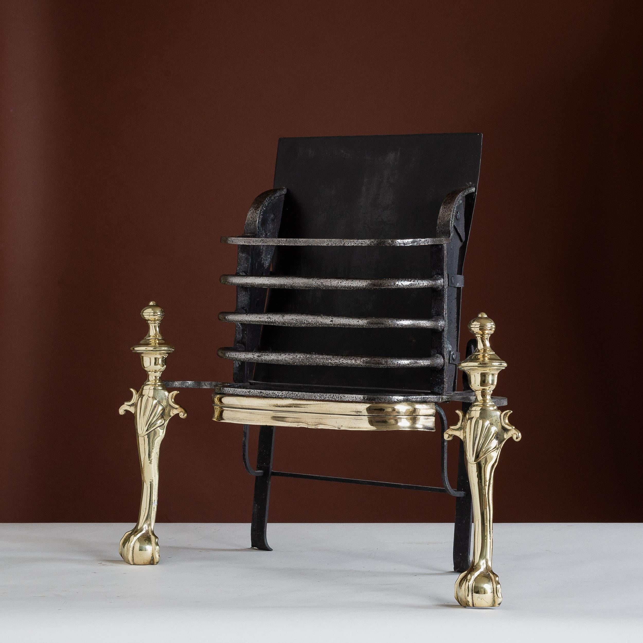 Ein Feuerrost aus Messing und Eisen aus dem frühen achtzehnten Jahrhundert, um 1720.  Queen Anne/George I Periode, restauriert.

Abmessungen:	63,5cm (25