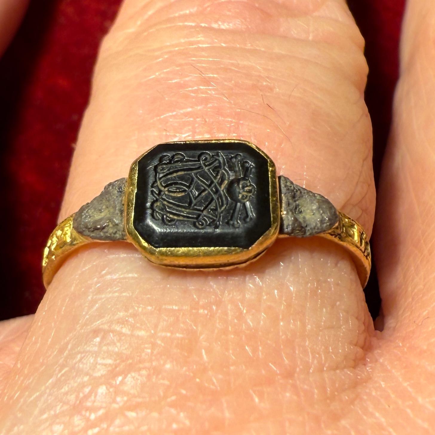 Early Eighteenth-Century Gold Mourning Ring with Monogram and Vanitas Device. in vendita 7