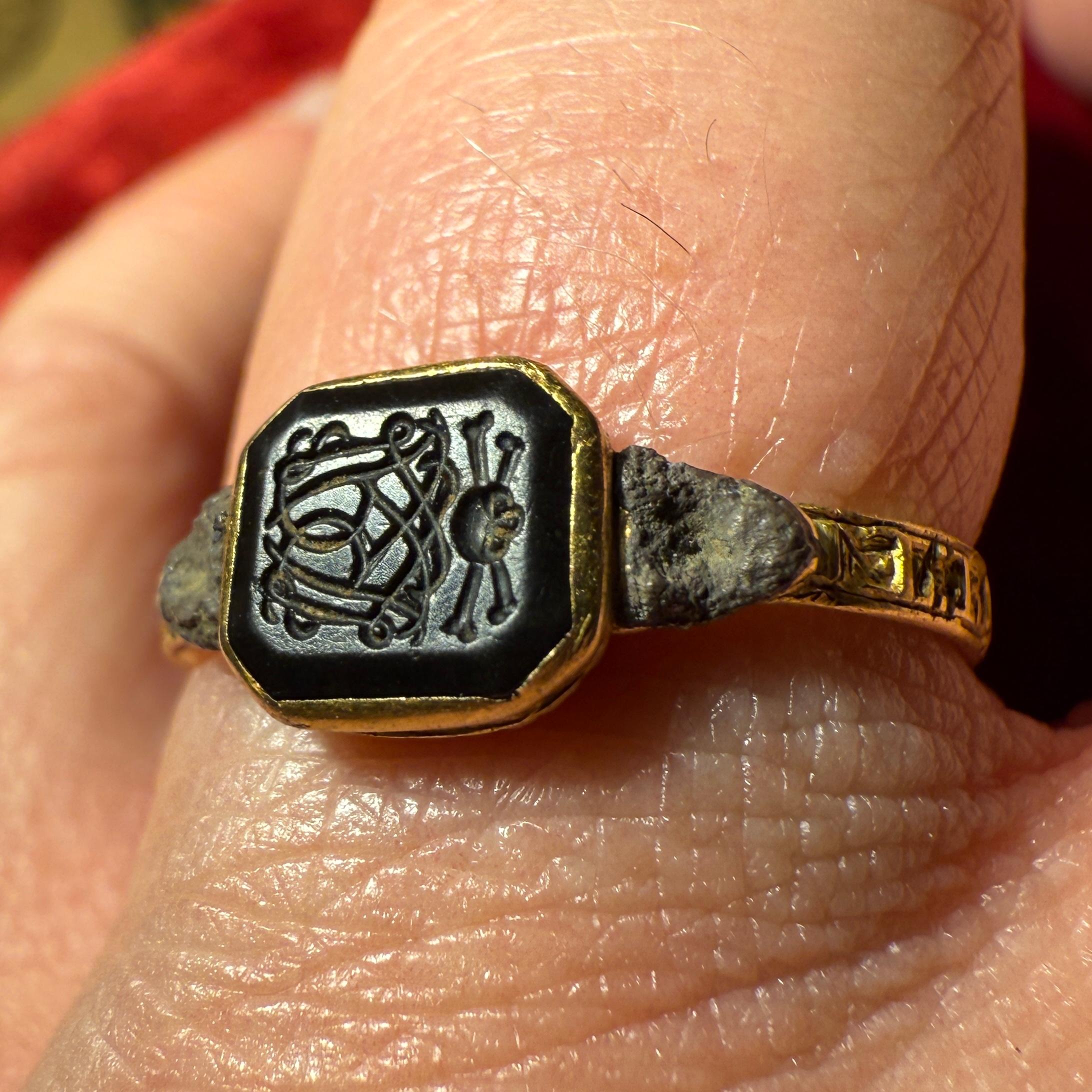 Early Eighteenth-Century Gold Mourning Ring with Monogram and Vanitas Device. in vendita 8