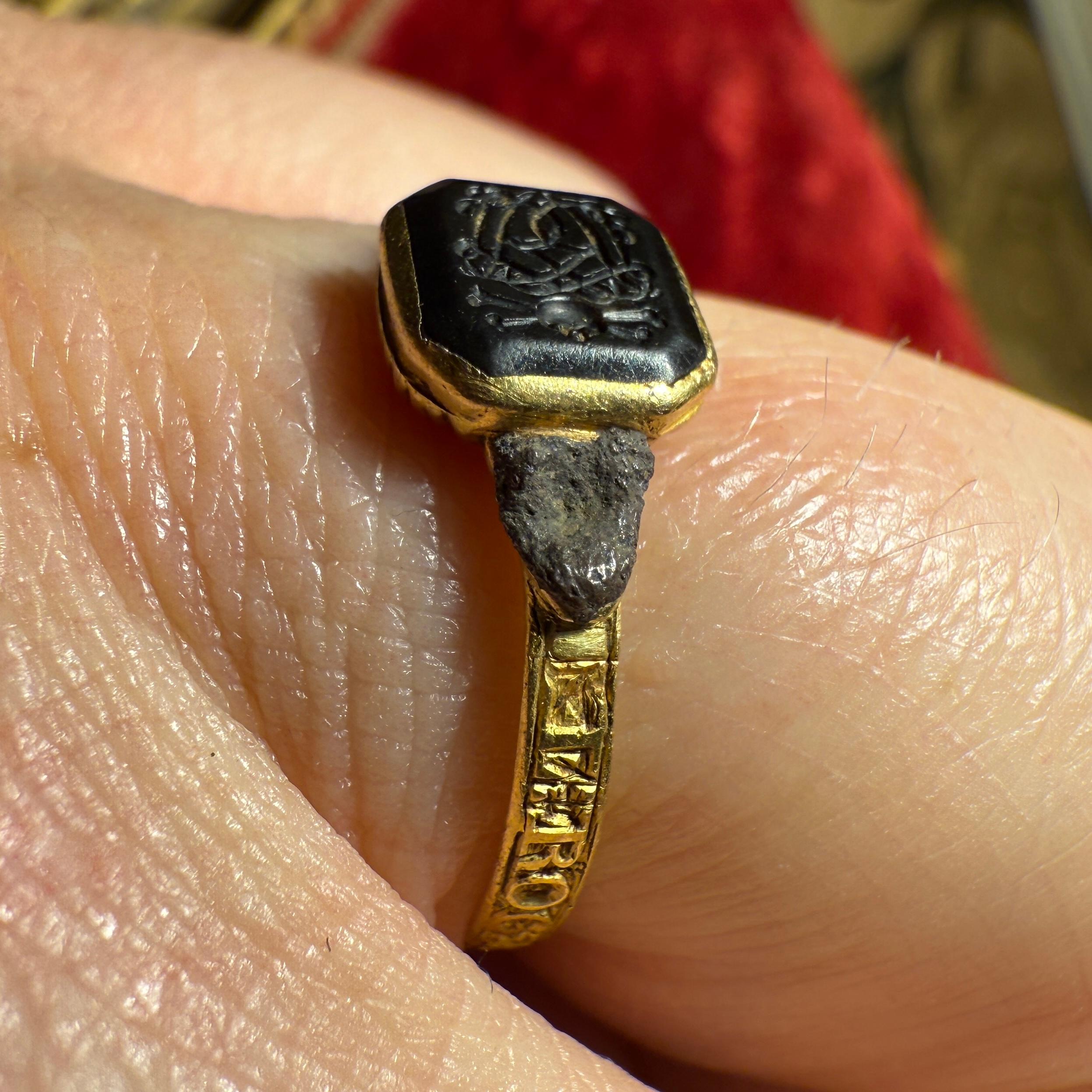 Early Eighteenth-Century Gold Mourning Ring with Monogram and Vanitas Device. in vendita 11