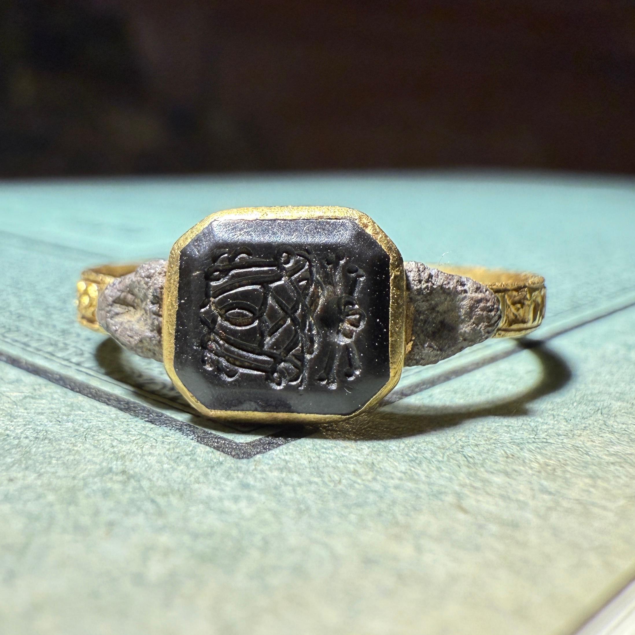 Early Eighteenth-Century Gold Mourning Ring with Monogram and Vanitas Device. In condizioni discrete in vendita a London, GB