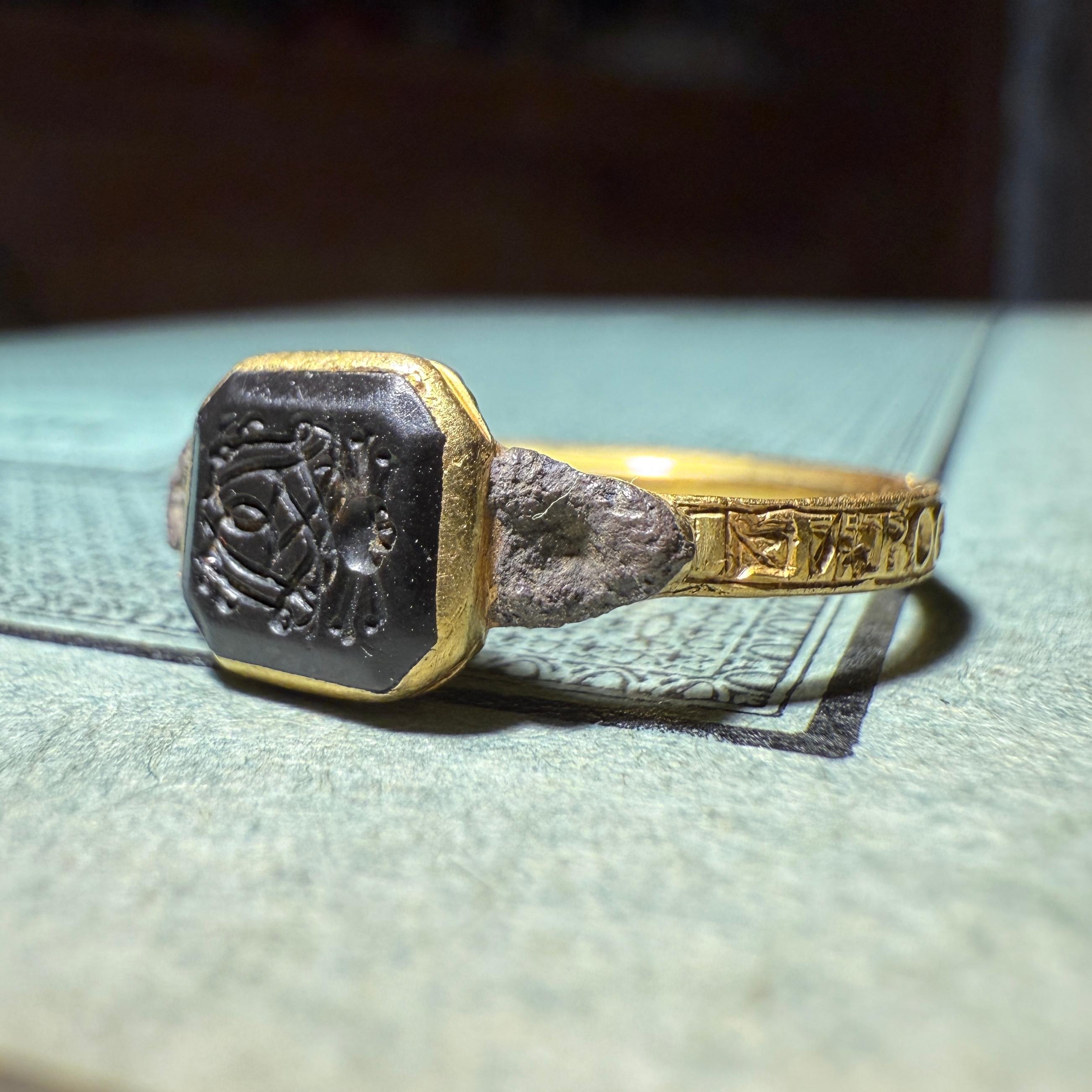 Early Eighteenth-Century Gold Mourning Ring with Monogram and Vanitas Device. in vendita 1