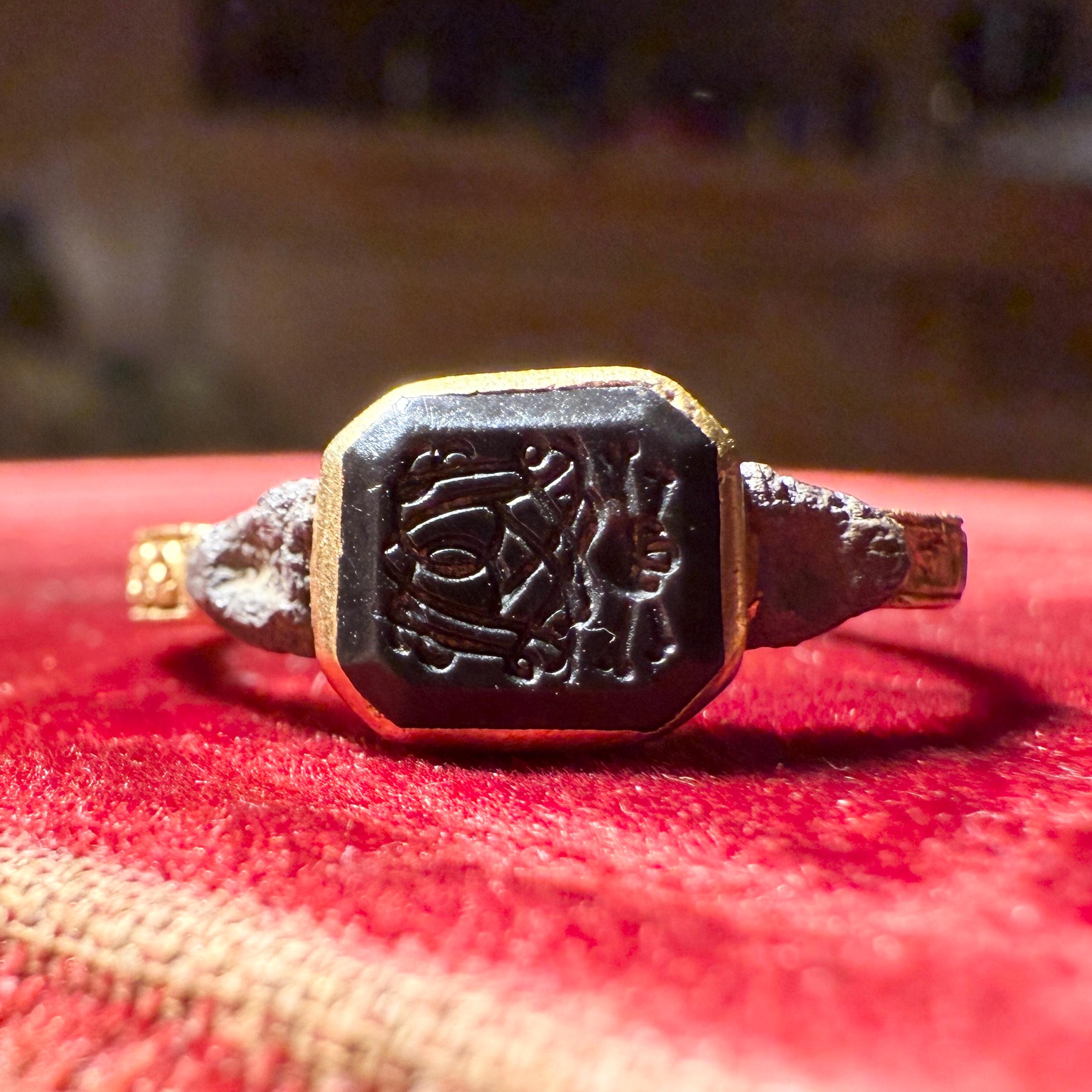 Early Eighteenth-Century Gold Mourning Ring with Monogram and Vanitas Device. in vendita 3