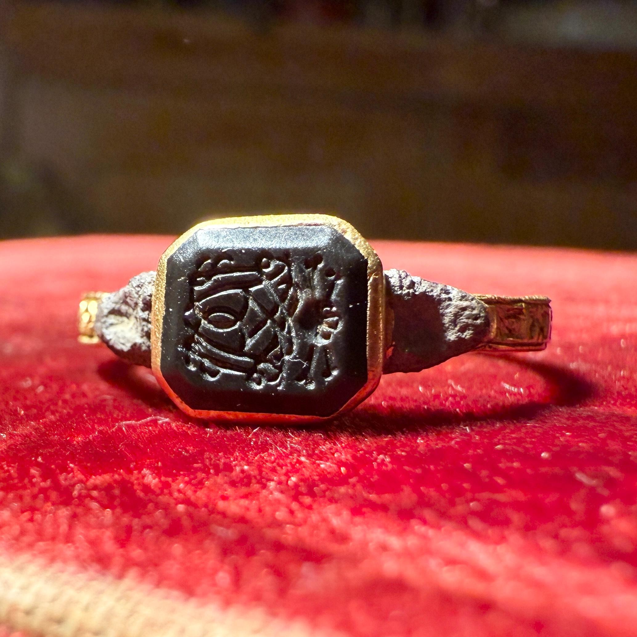 Early Eighteenth-Century Gold Mourning Ring with Monogram and Vanitas Device. in vendita 4