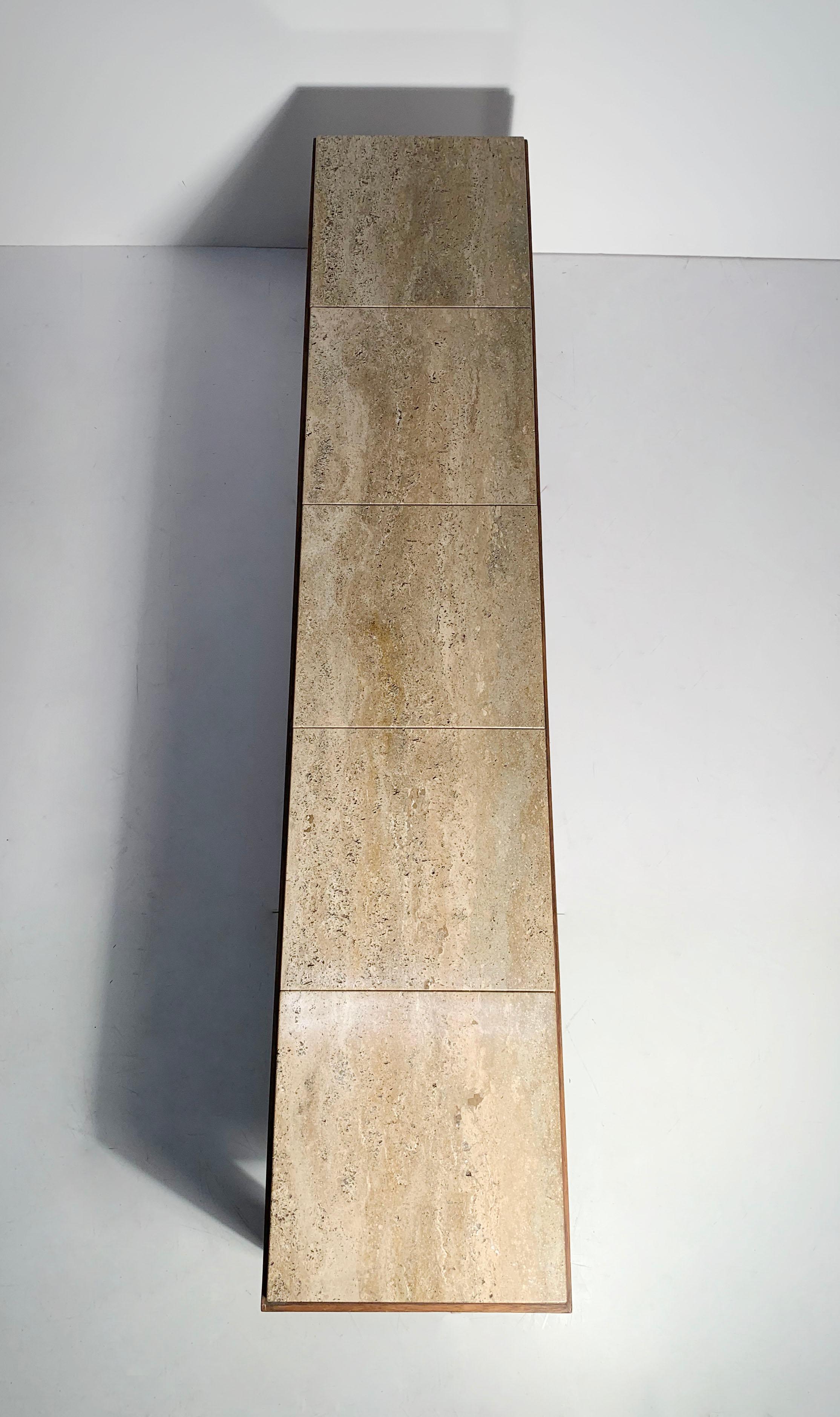 Ein eleganter, niedriger Wormley-Konsolen-/Couchtisch mit 9 x 9 Travertinfliesen, die eine lange, rechteckige Marmorform bilden.