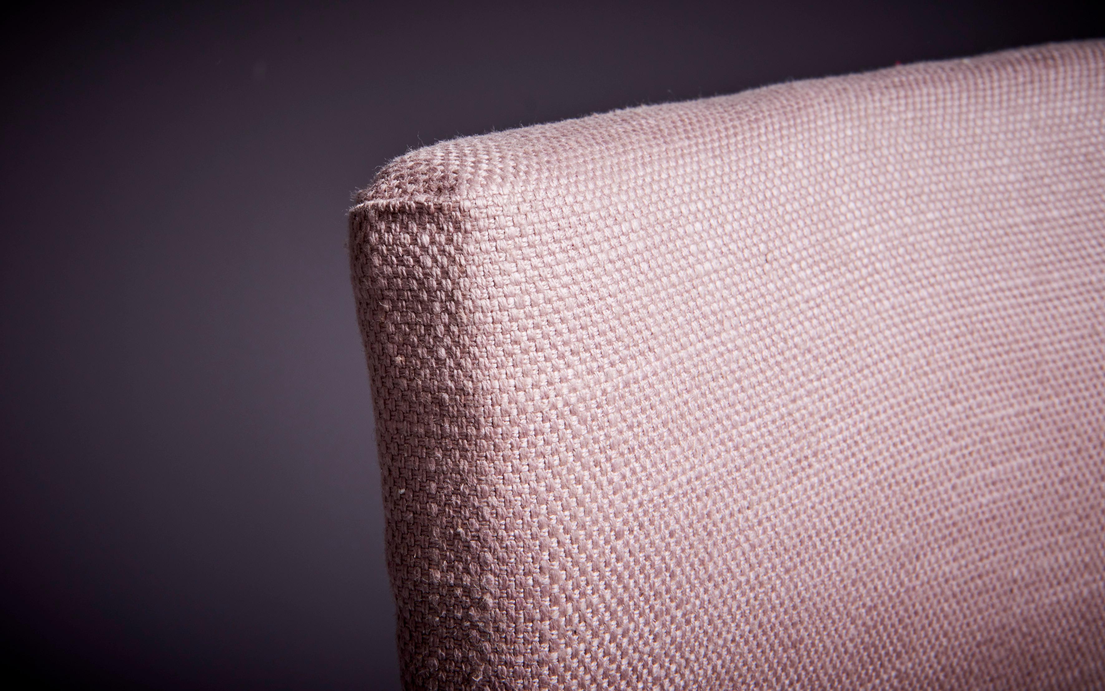 Chaise iconique Elettra de Studio BBPR pour Arflex avec une base tubulaire en métal noir qui se recoupe sous l'assise. La chaise a été récemment recouverte d'un délicat tissu rose pâle.

La chaise Elettra est une chaise moderniste conçue par BBPR