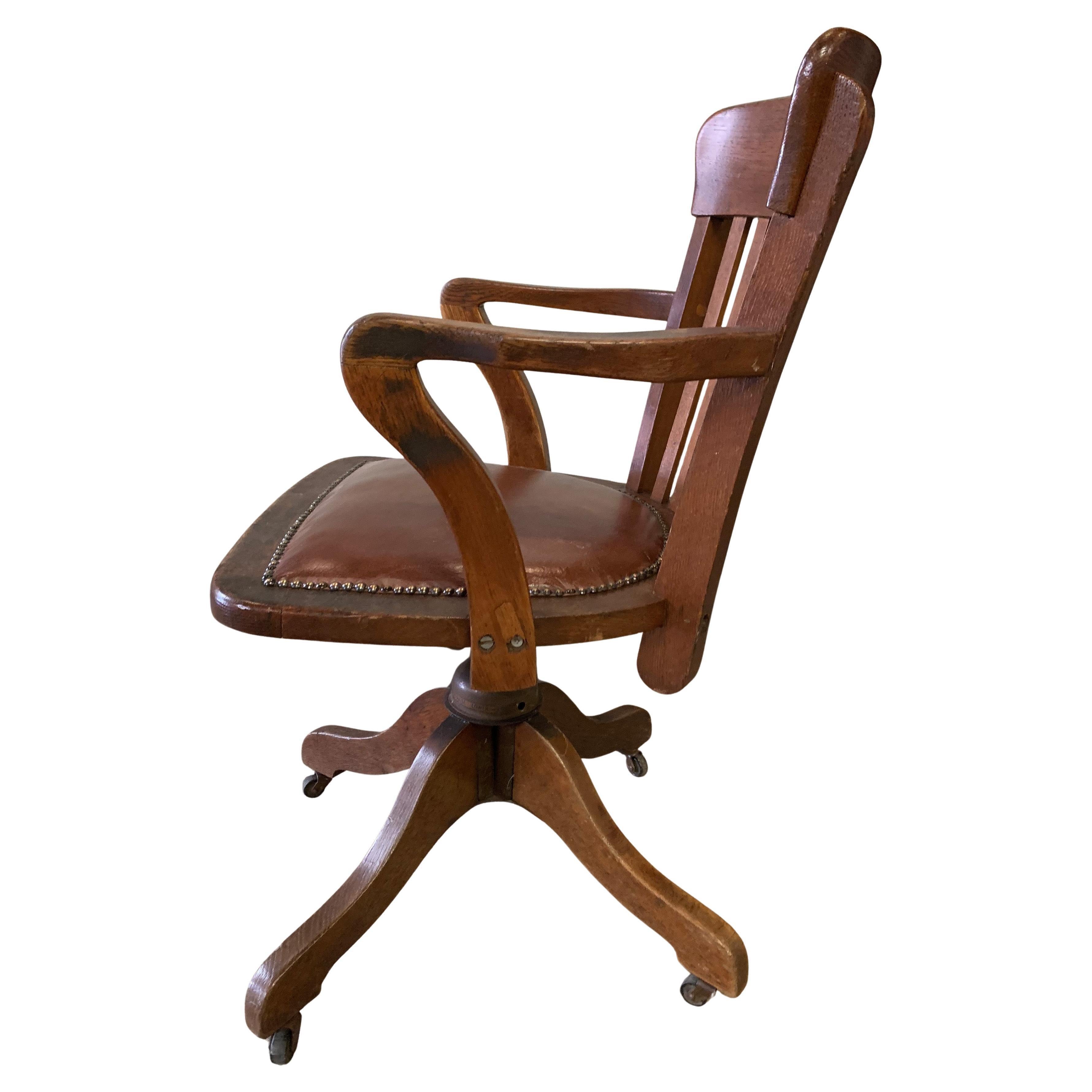 Stuhl 2025 9 HC

Anfang des 20. Jahrhunderts Hillcrest Eiche Schiene Schreibtischstuhl mit poliertem braunen Ledersitz mit Messingnieten beendet 

British Made von der geschätzten Stuhlmarke Hillcrest 

Höhe bis zu den Armen 68cm
Breite des Sitzes
