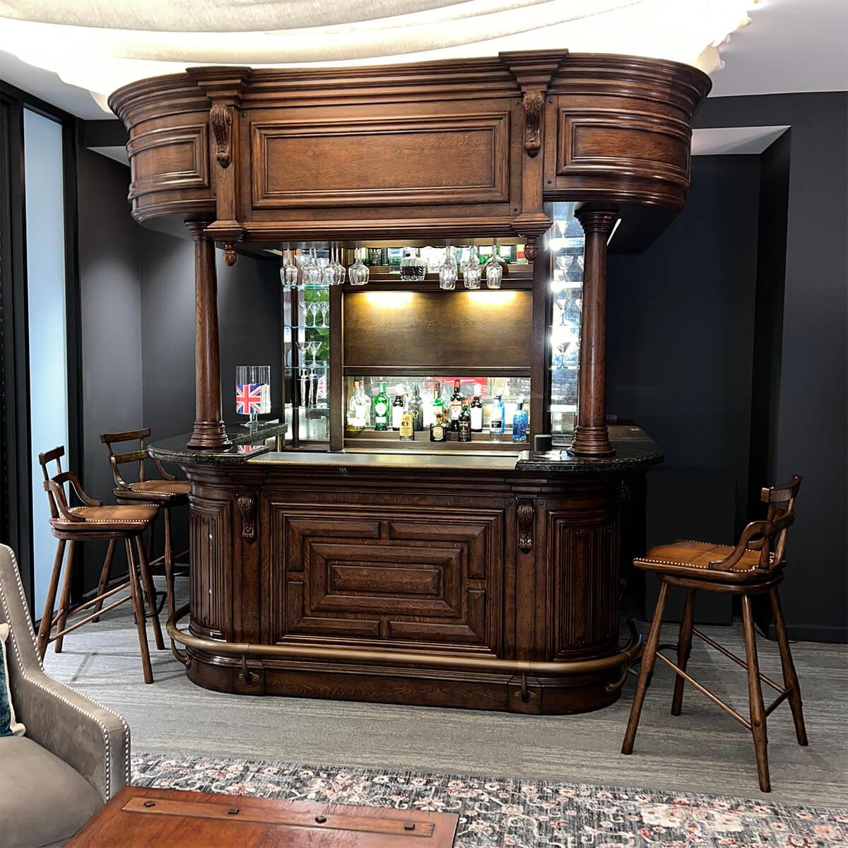 Realizzato in stile elisabettiano, emana un fascino antico. Questo bar a grandezza naturale è realizzato in sostanziale quercia Tudor con pesanti segni di distorsione e presenta un pannello geometrico al centro, affiancato da pannelli laterali curvi