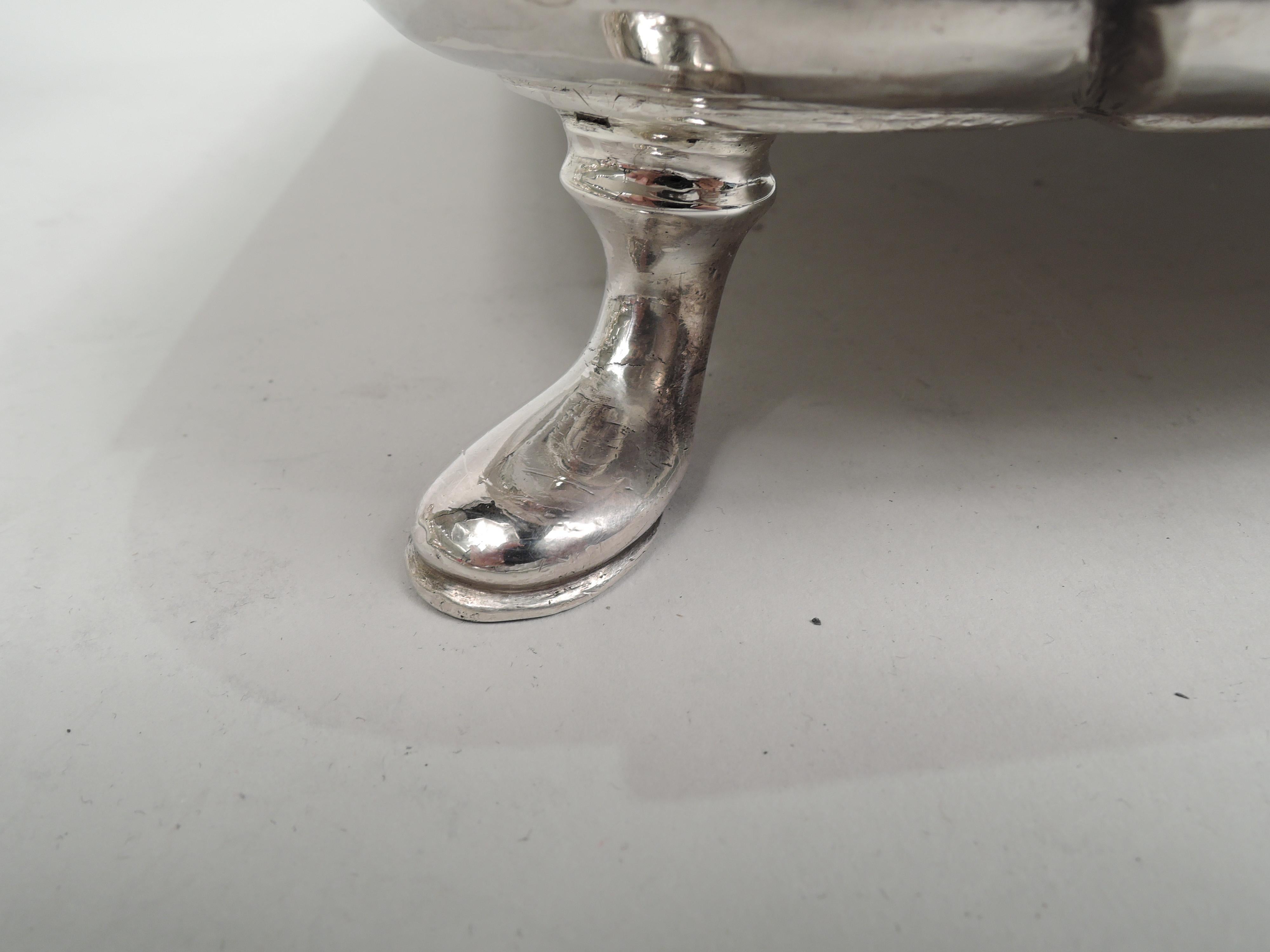 Bandeja cuadrada inglesa georgiana antigua de plata de ley principios del siglo XVIII en venta