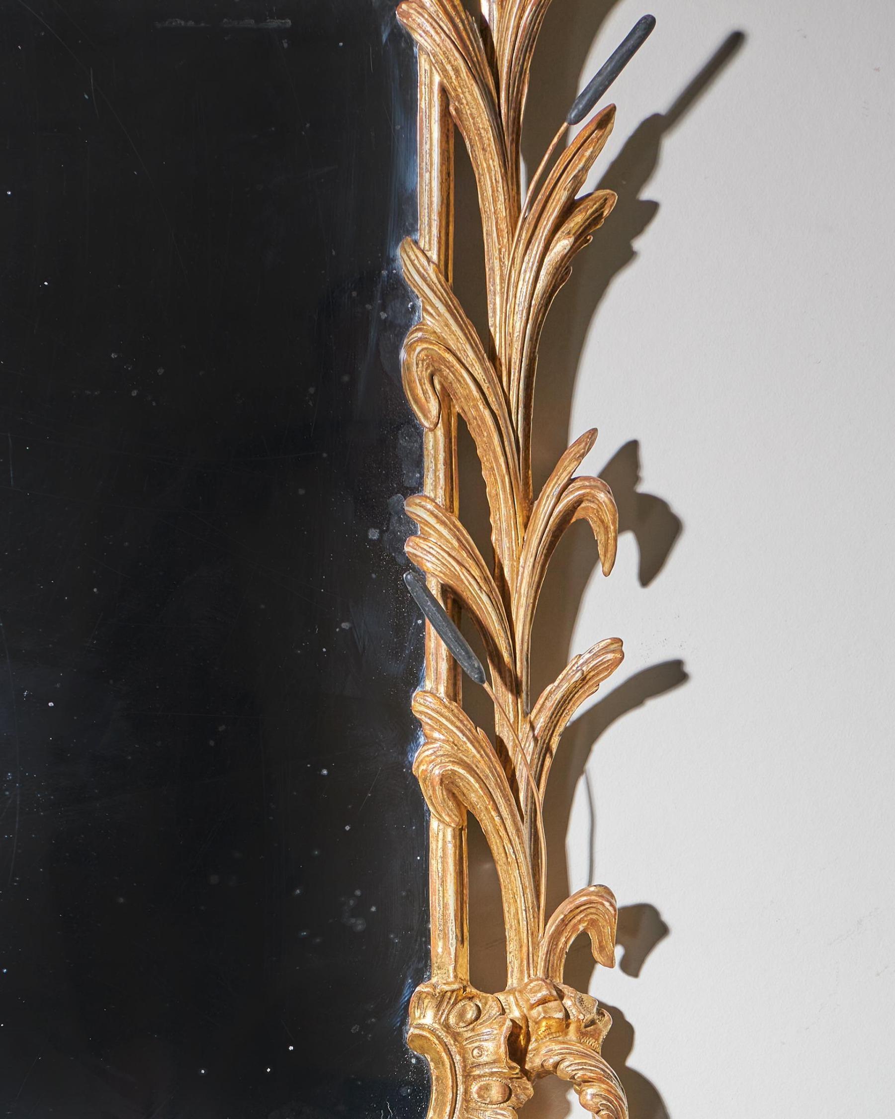 Miroir rococo en bois doré anglais du début de l'ère, vers 1760, à la manière de John et William Li Bon état à Benington, Herts