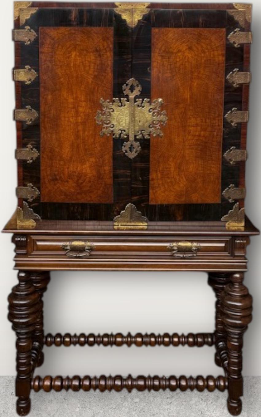Inglese Cabinet da bar in acero e legno di zebra di Marsh & Co. in vendita